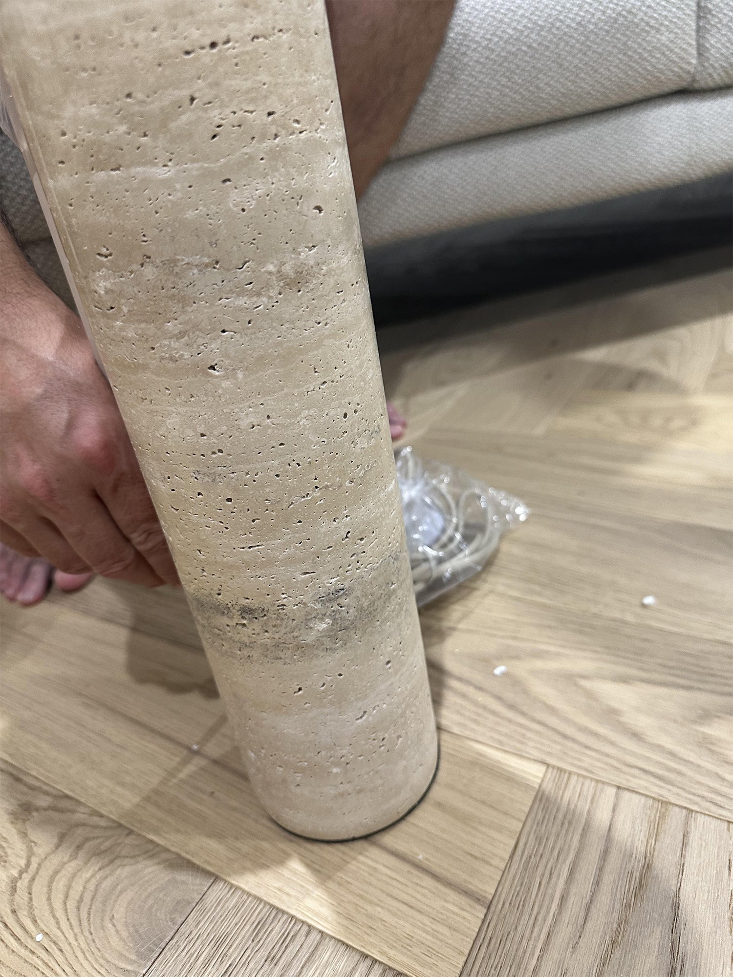 Stolní lampa s mramorovou základnou a kuželovitým stínidlem