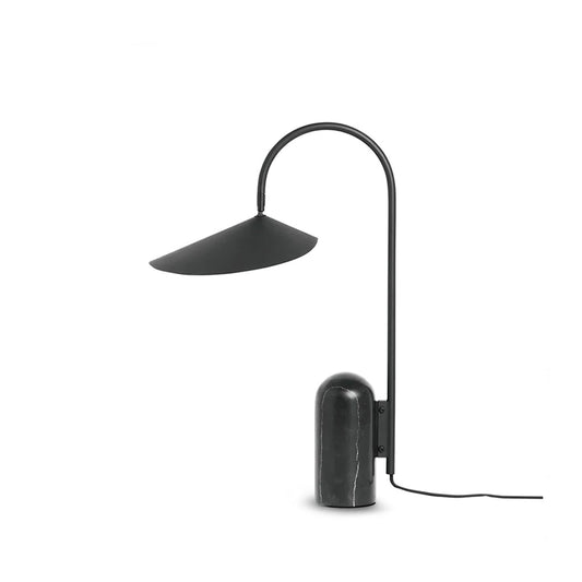 Stolní lampa s mramorovou základnou a kuželovitým stínidlem