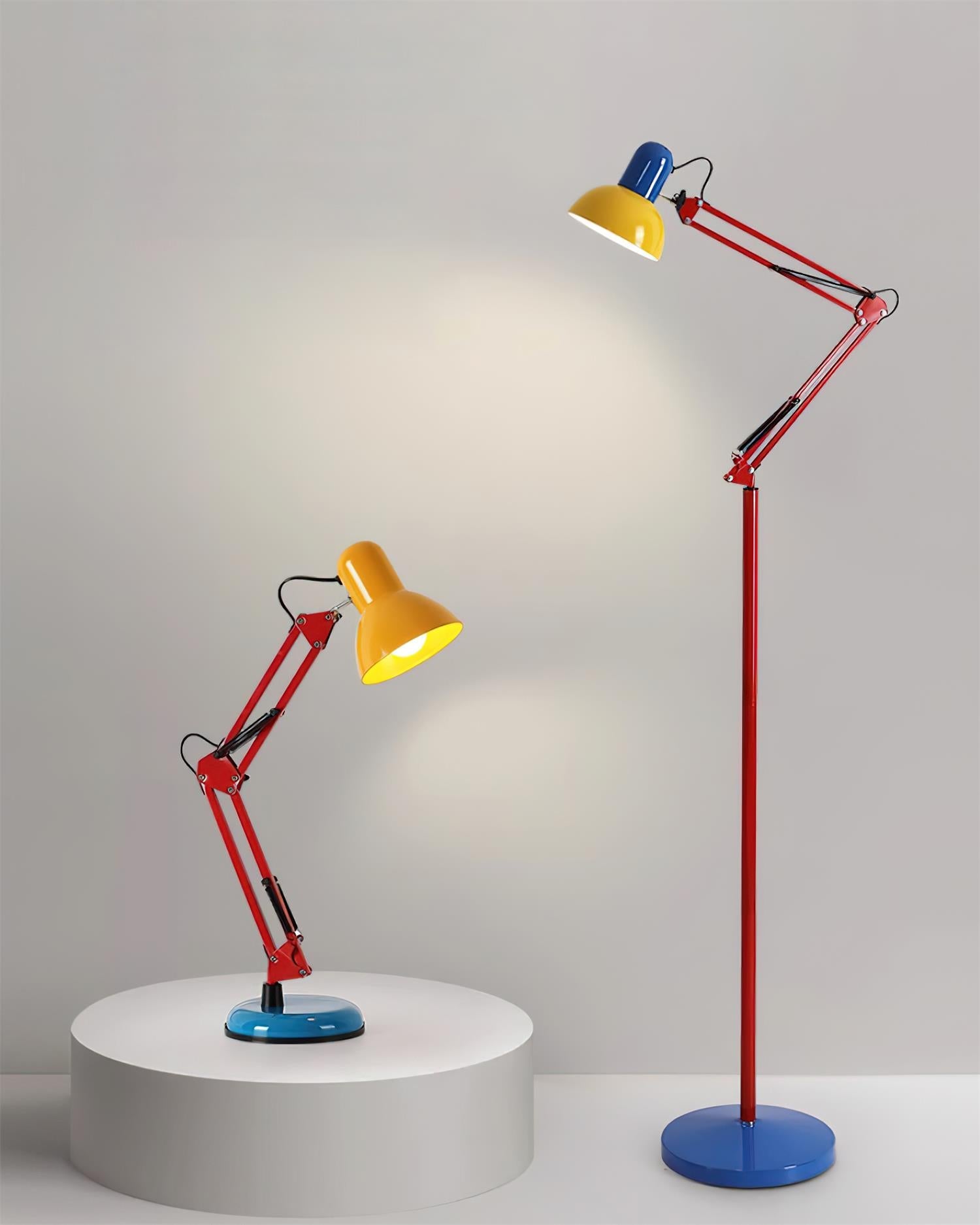 Stolní lampa s nastavitelným ramenem a tříbarevným designem