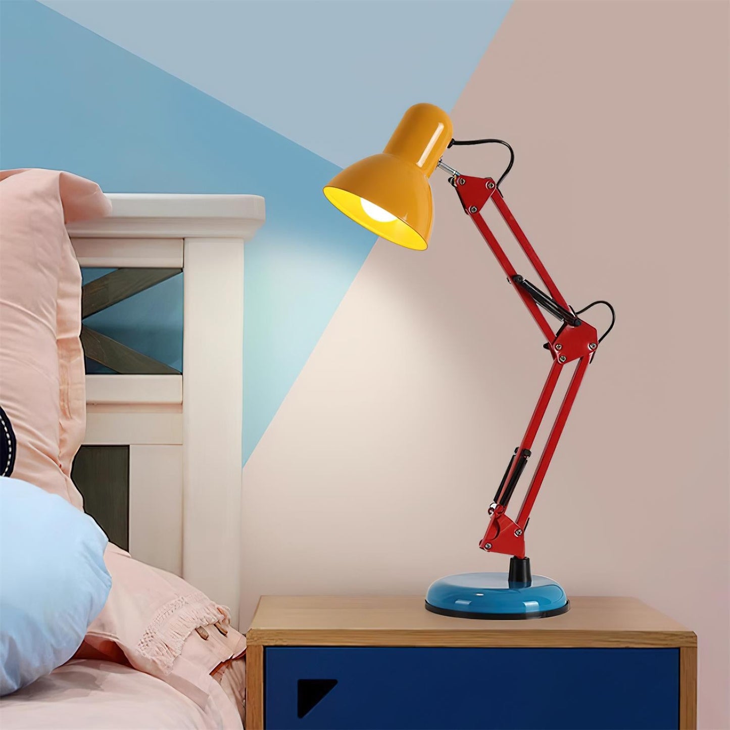 Stolní lampa s nastavitelným ramenem a tříbarevným designem