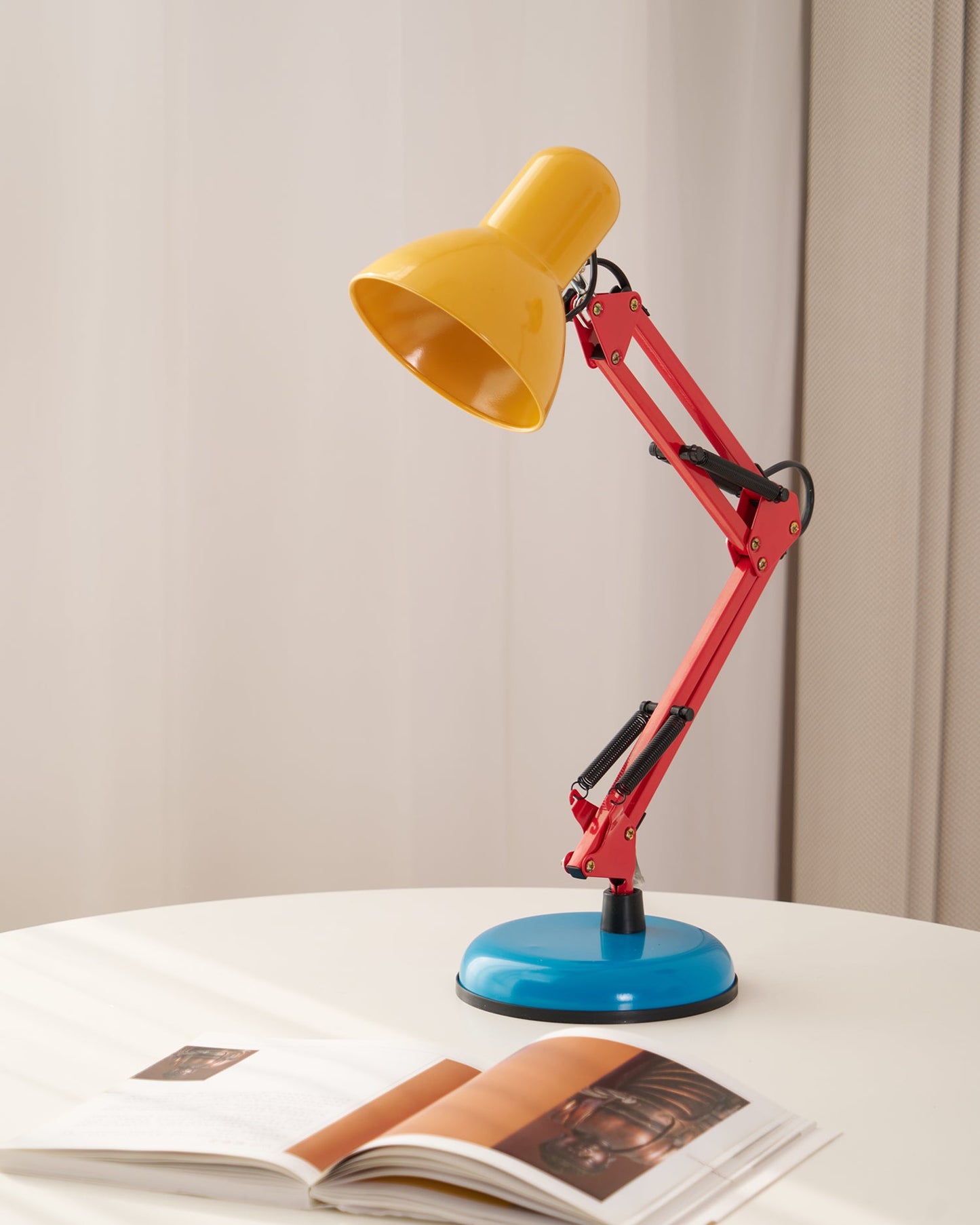 Stolní lampa s nastavitelným ramenem a tříbarevným designem