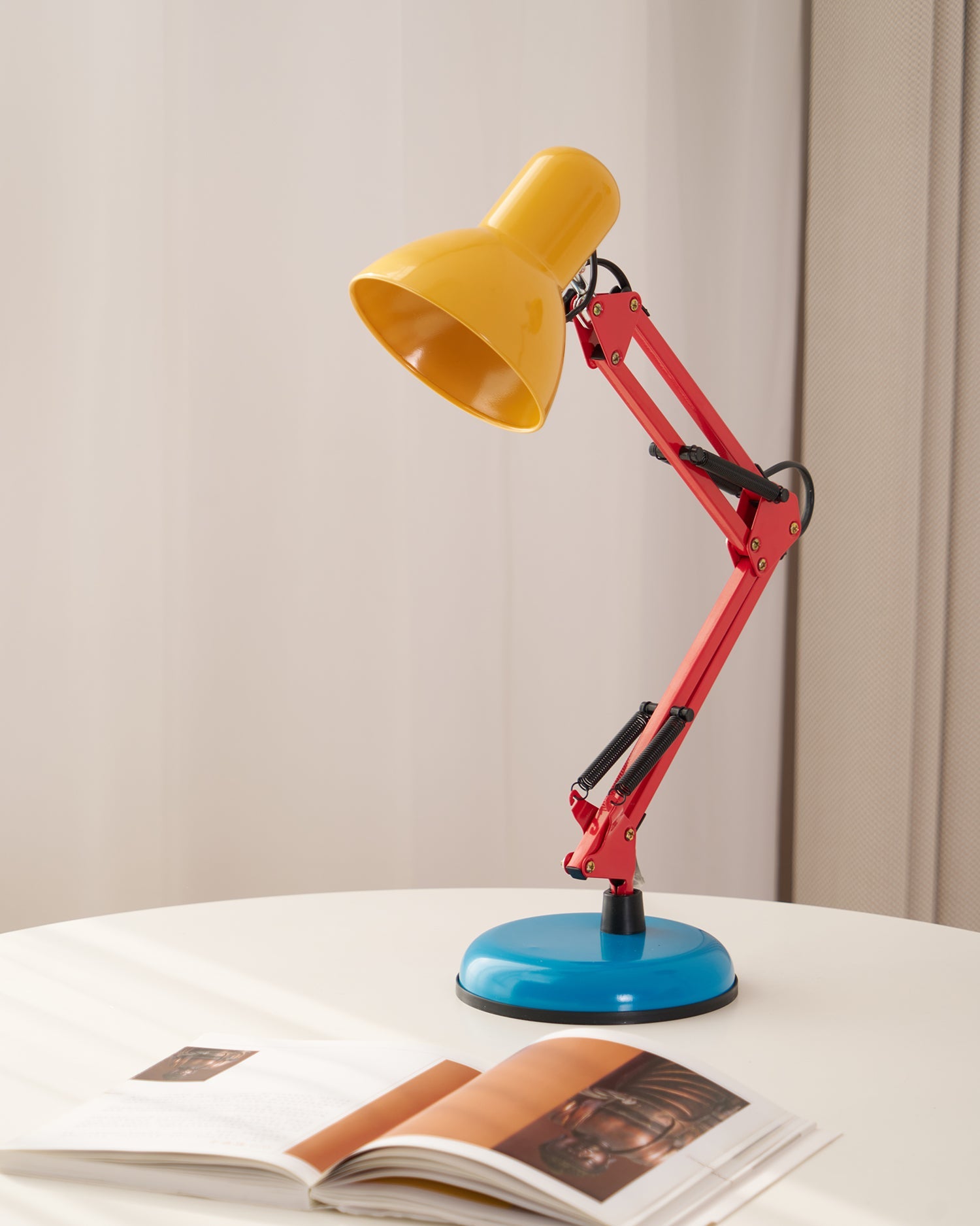 Stolní lampa s nastavitelným ramenem a tříbarevným designem