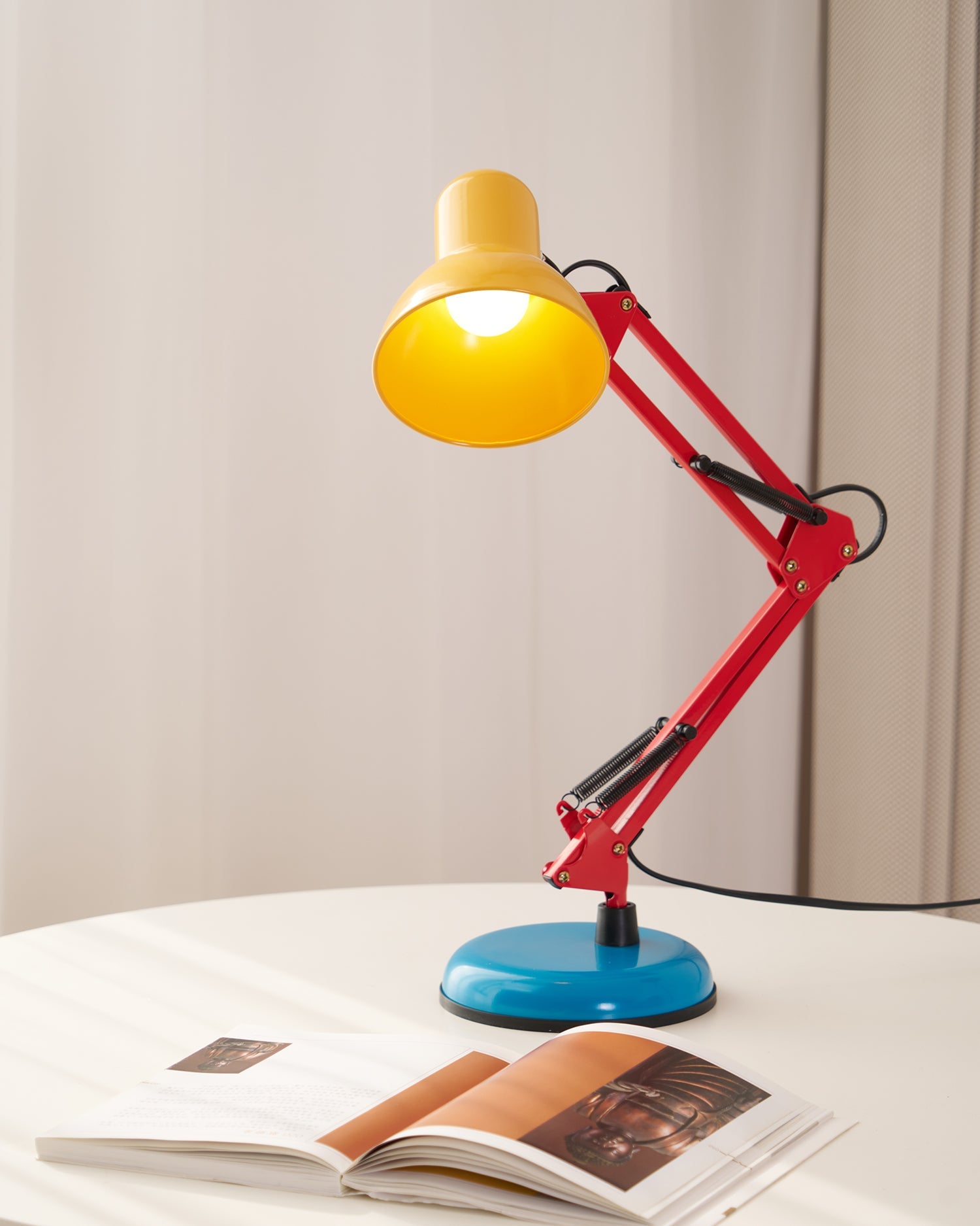 Stolní lampa s nastavitelným ramenem a tříbarevným designem