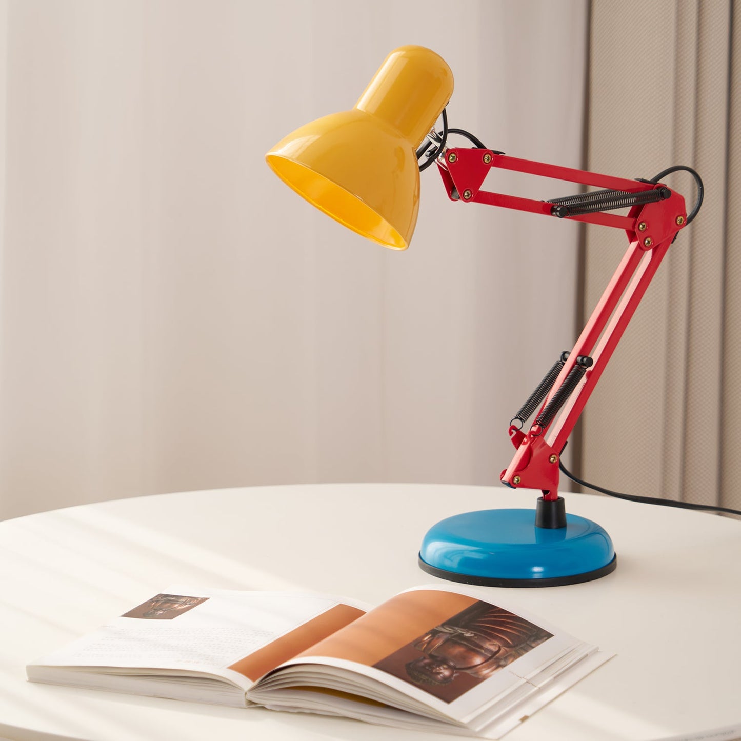 Stolní lampa s nastavitelným ramenem a tříbarevným designem