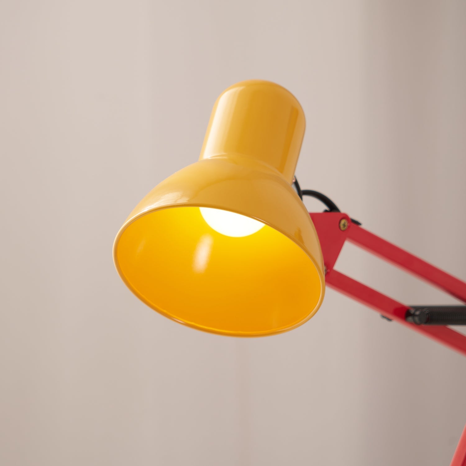 Stolní lampa s nastavitelným ramenem a tříbarevným designem