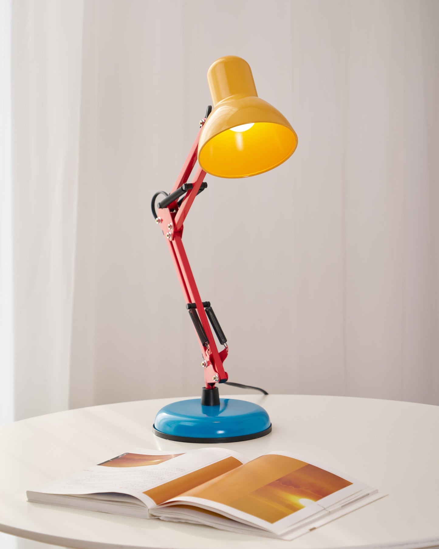 Stolní lampa s nastavitelným ramenem a tříbarevným designem