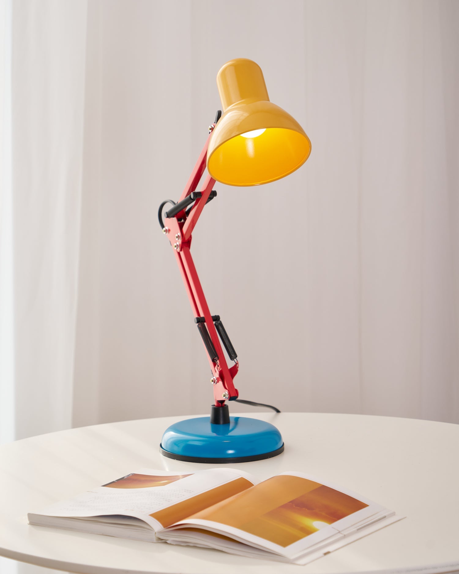 Stolní lampa s nastavitelným ramenem a tříbarevným designem