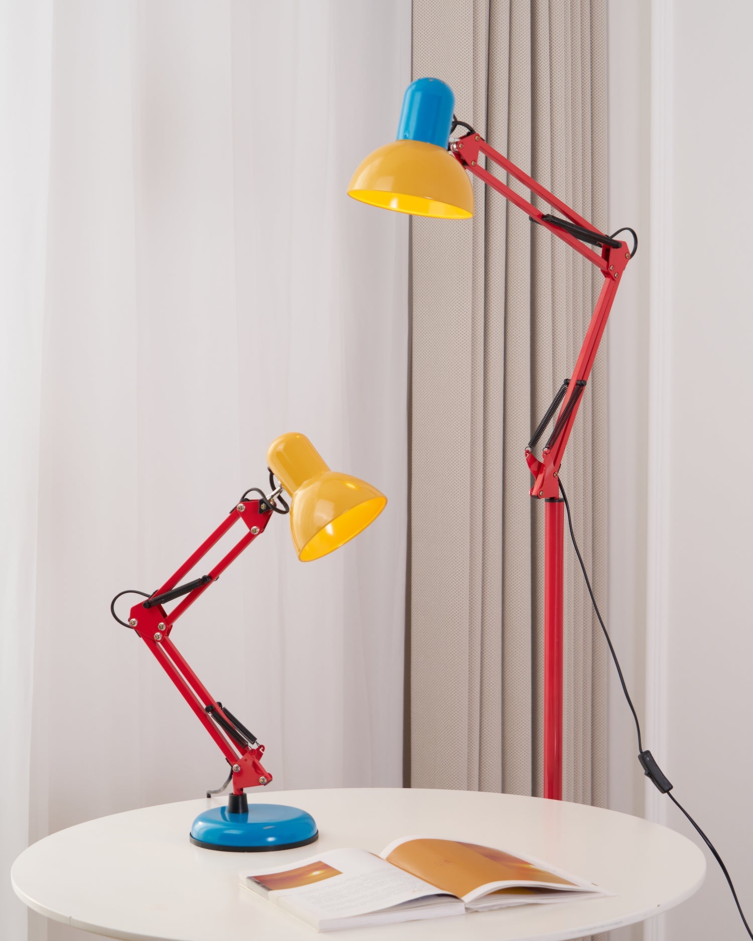 Stolní lampa s nastavitelným ramenem a tříbarevným designem