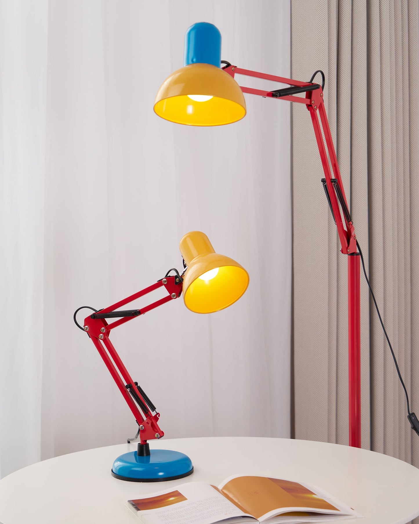 Stolní lampa s nastavitelným ramenem a tříbarevným designem