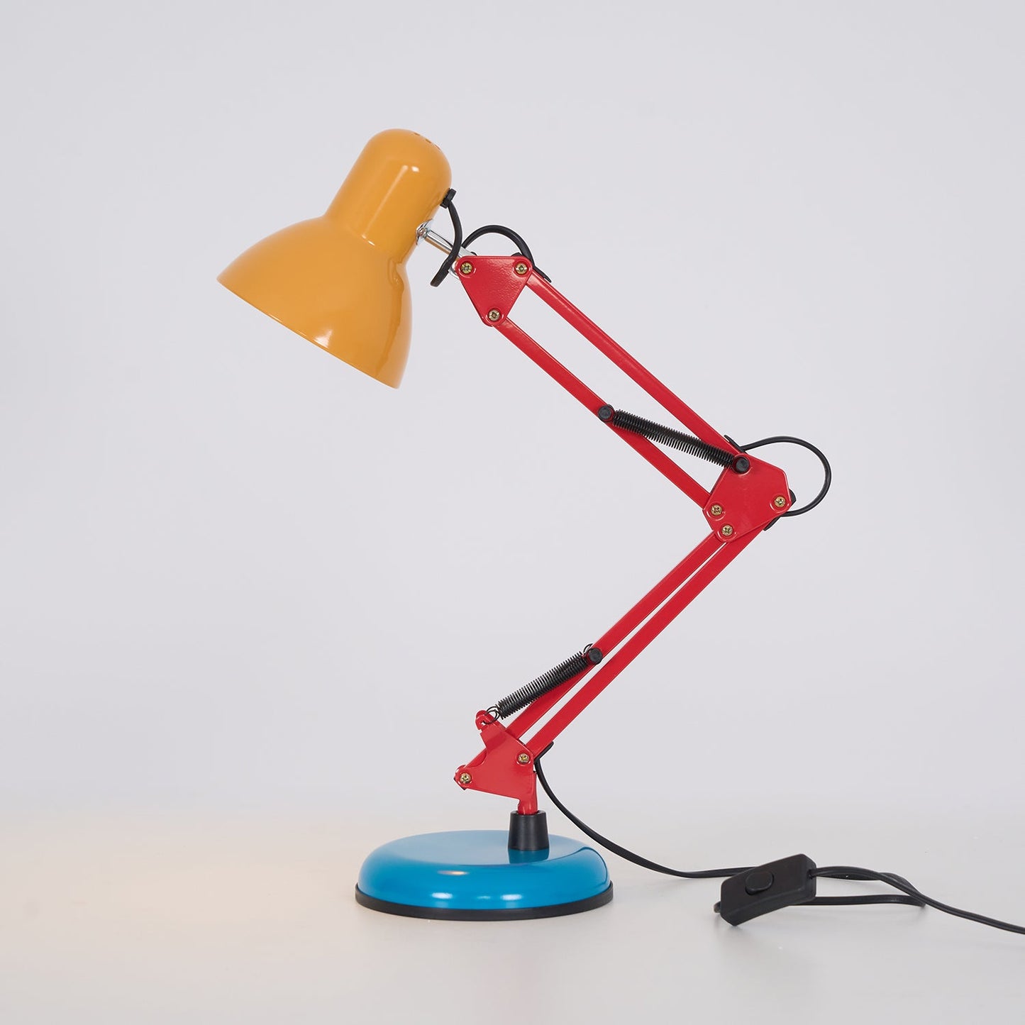 Stolní lampa s nastavitelným ramenem a tříbarevným designem