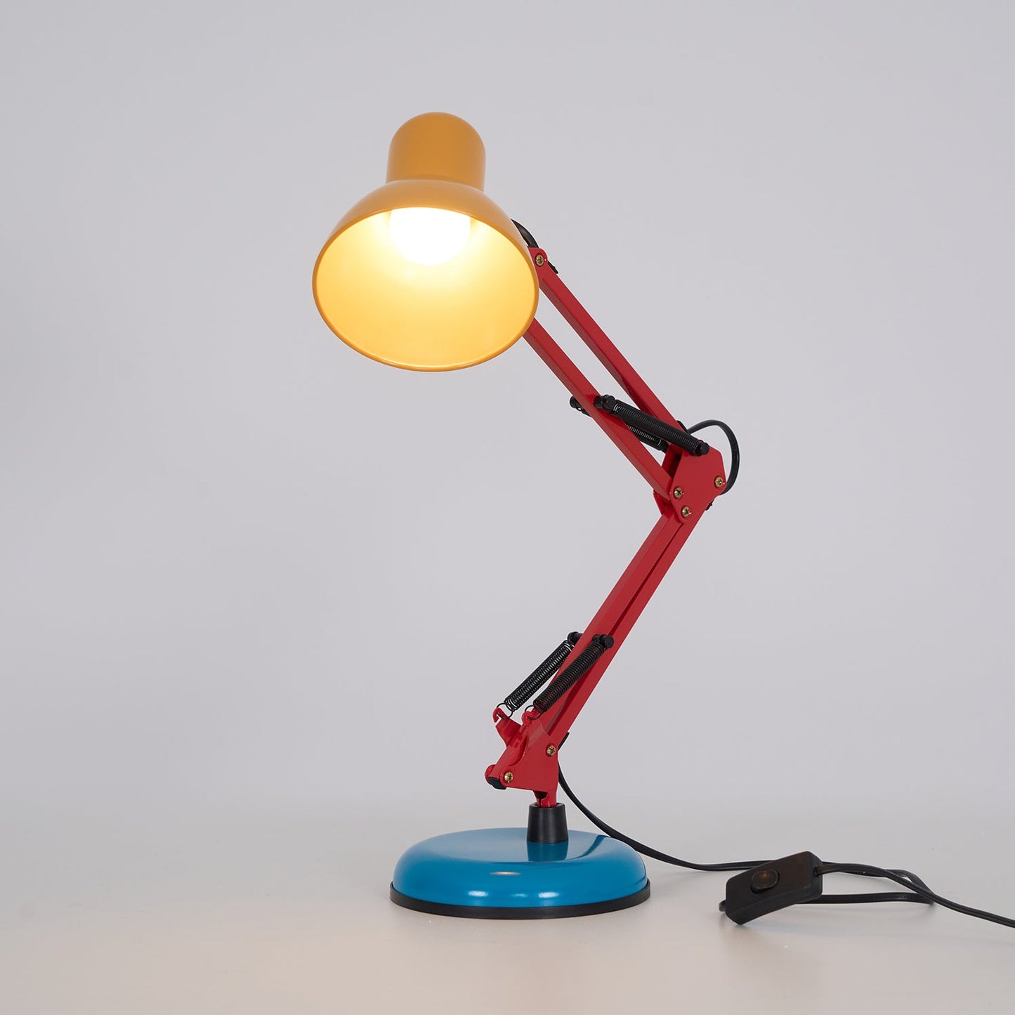 Stolní lampa s nastavitelným ramenem a tříbarevným designem