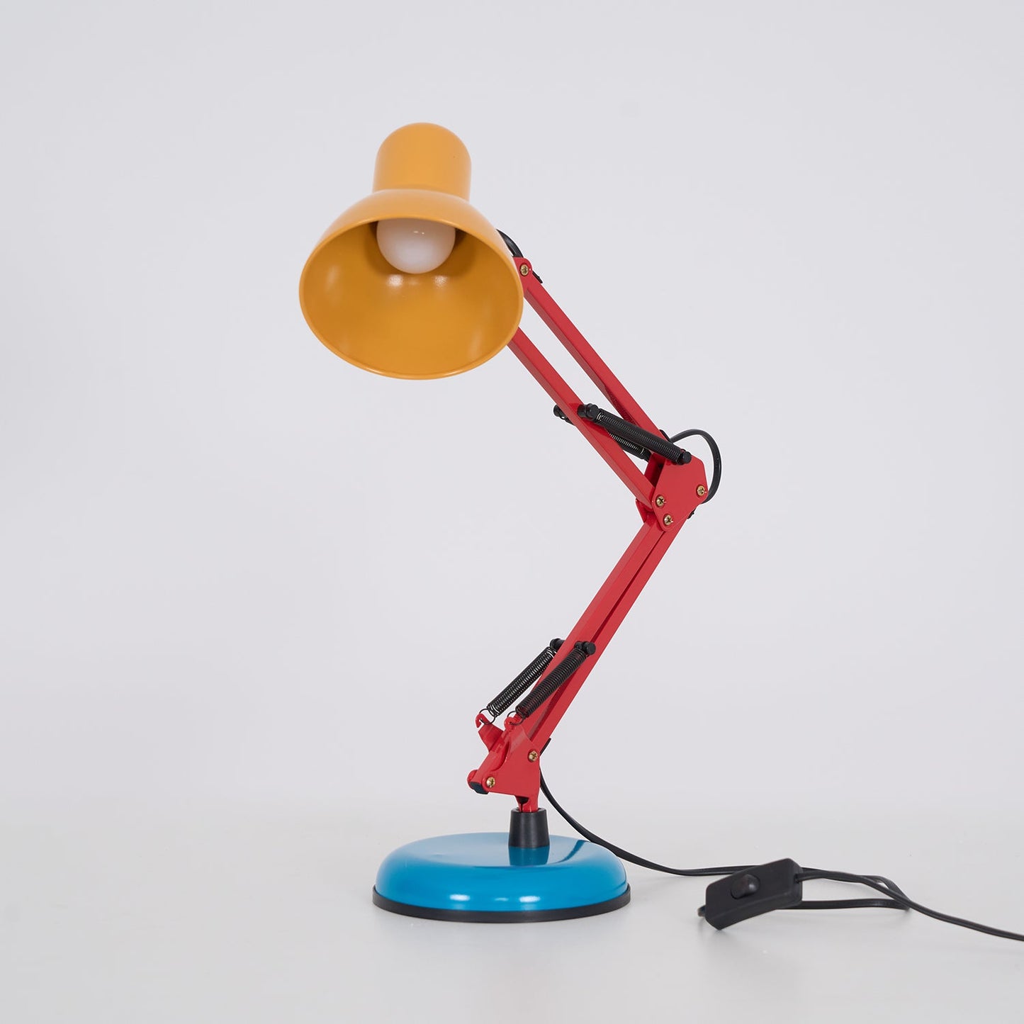 Stolní lampa s nastavitelným ramenem a tříbarevným designem