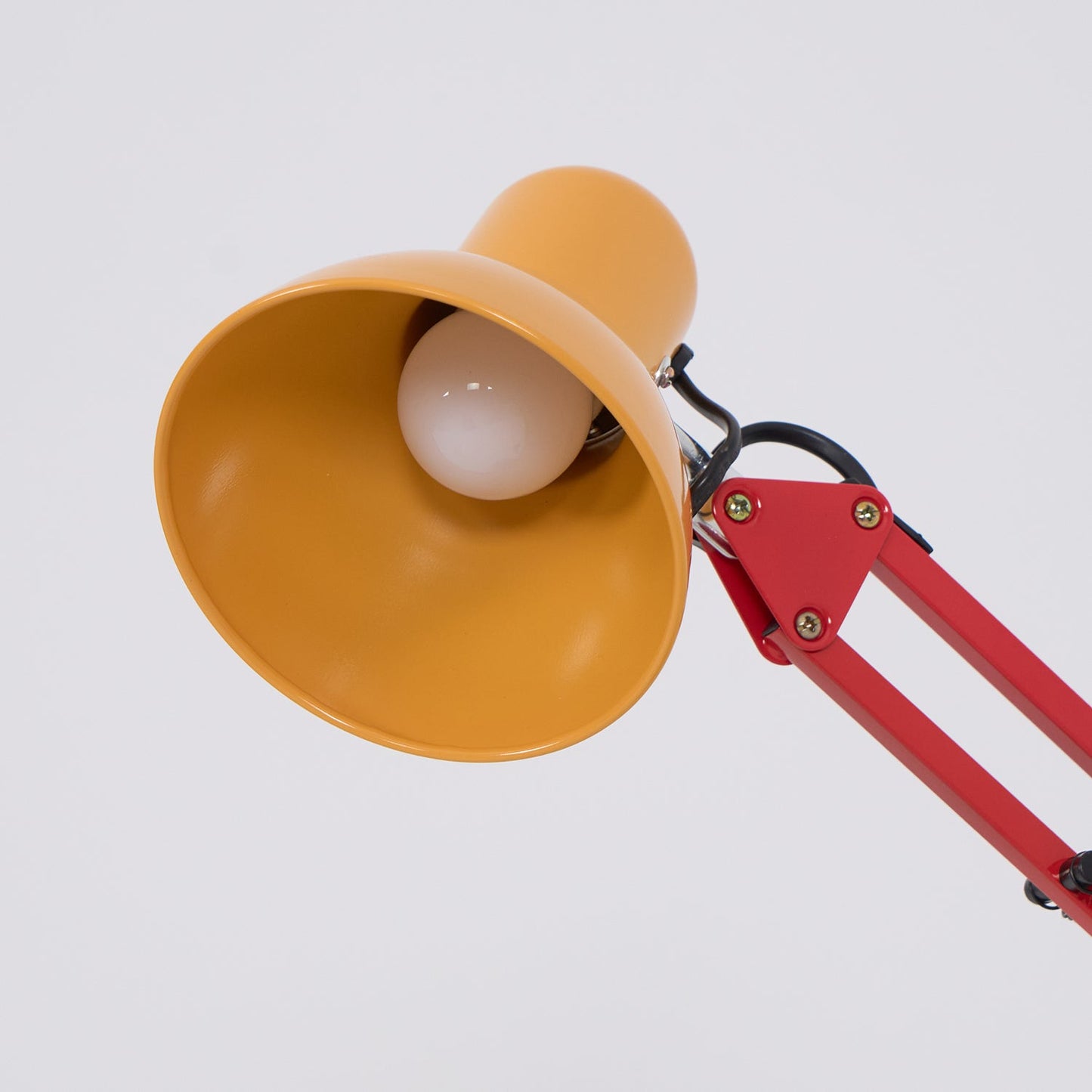 Stolní lampa s nastavitelným ramenem a tříbarevným designem
