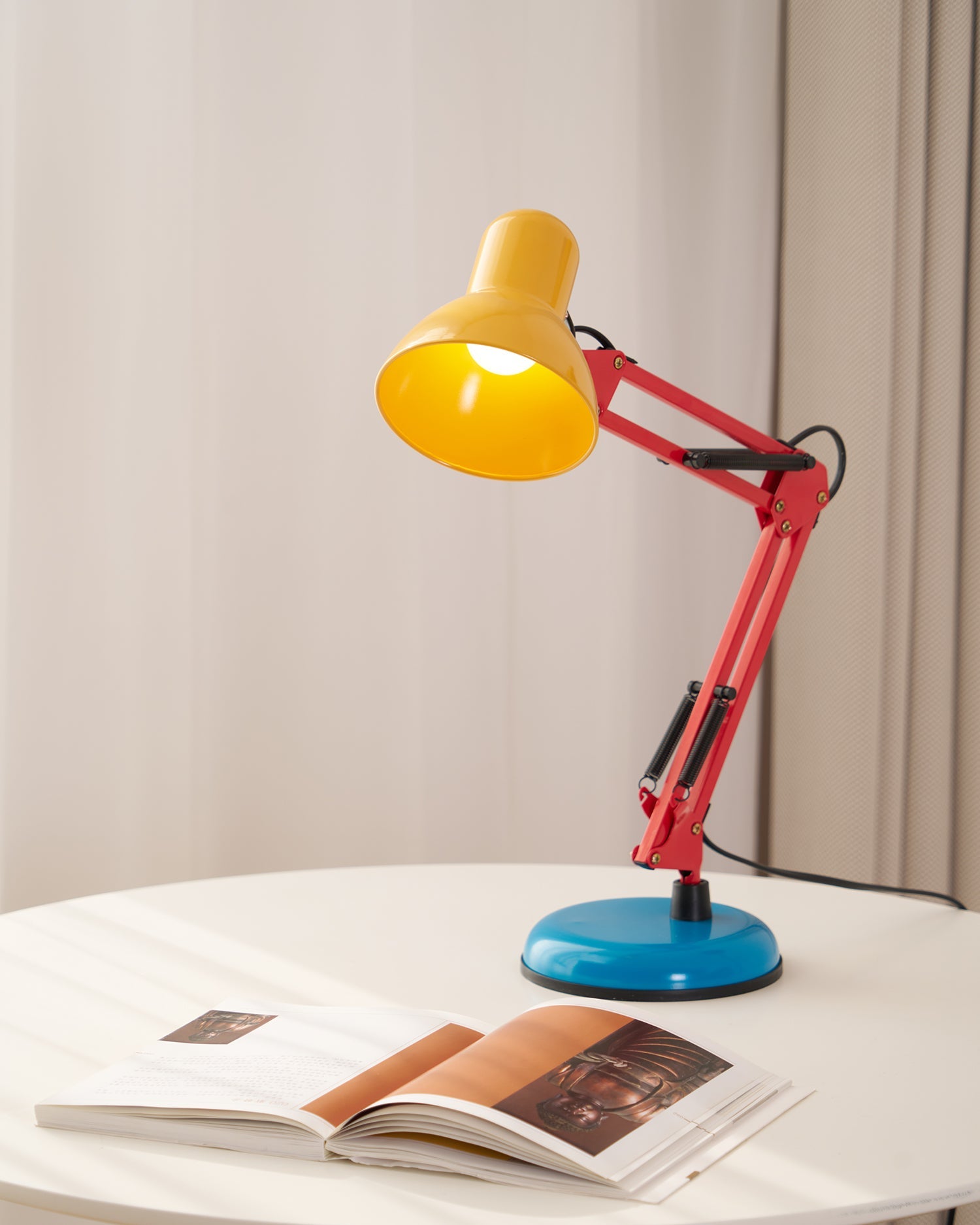 Stolní lampa s nastavitelným ramenem a tříbarevným designem
