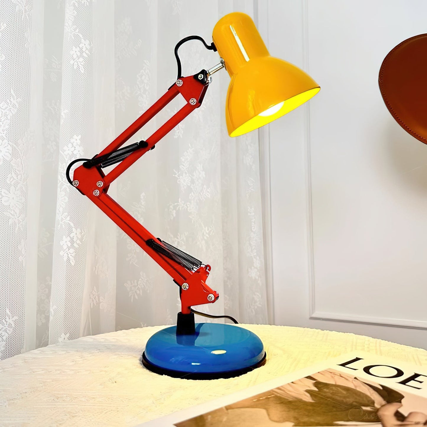 Stolní lampa s nastavitelným ramenem a tříbarevným designem