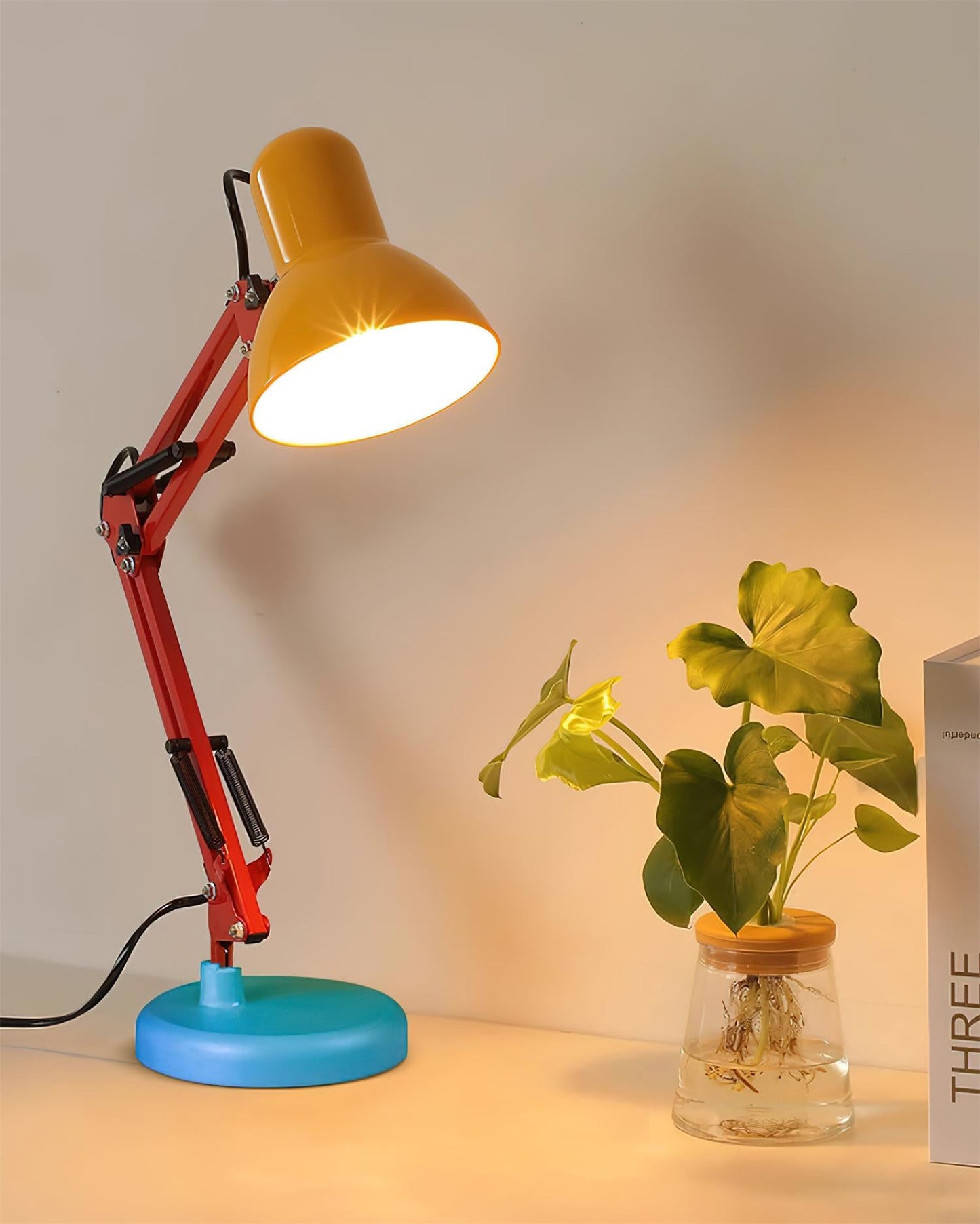 Stolní lampa s nastavitelným ramenem a tříbarevným designem
