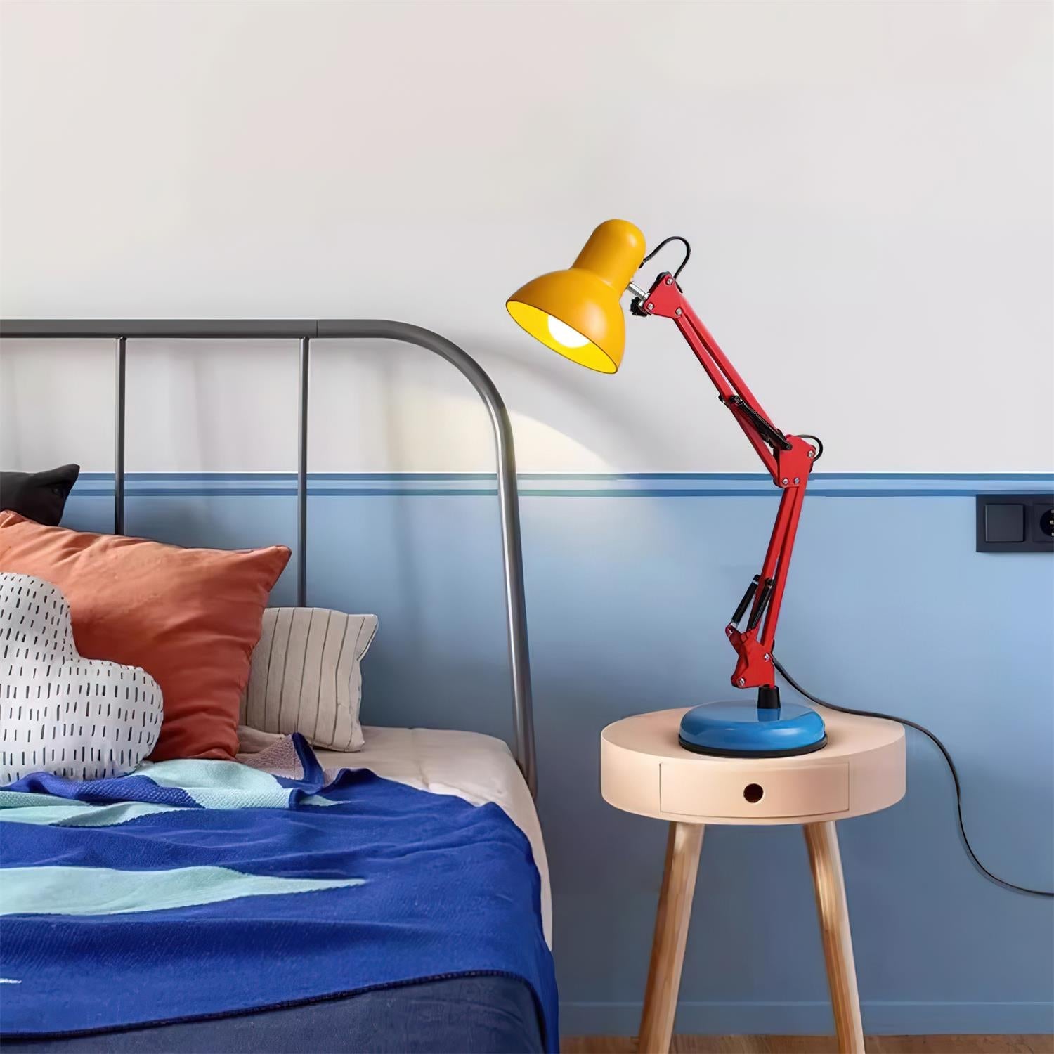Stolní lampa s nastavitelným ramenem a tříbarevným designem