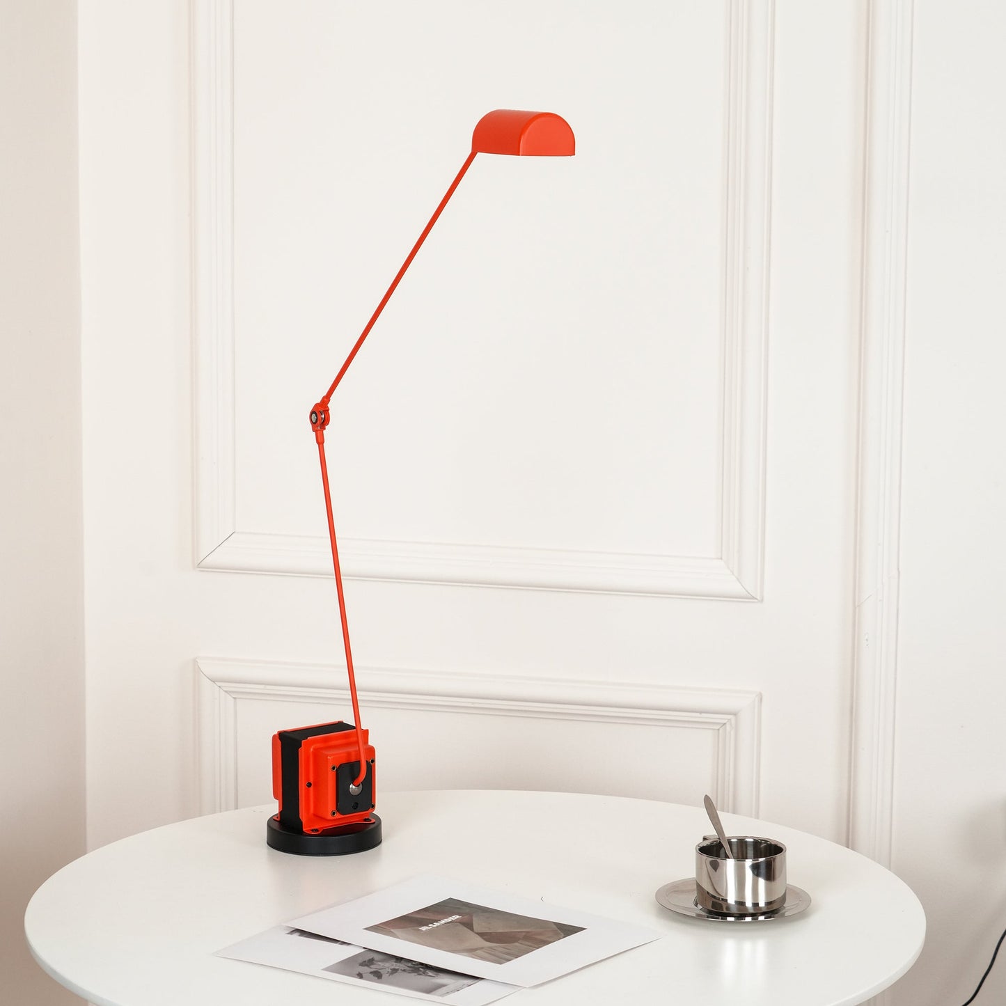 Stolní lampa s otočným difuzérem a nastavitelným ramenem