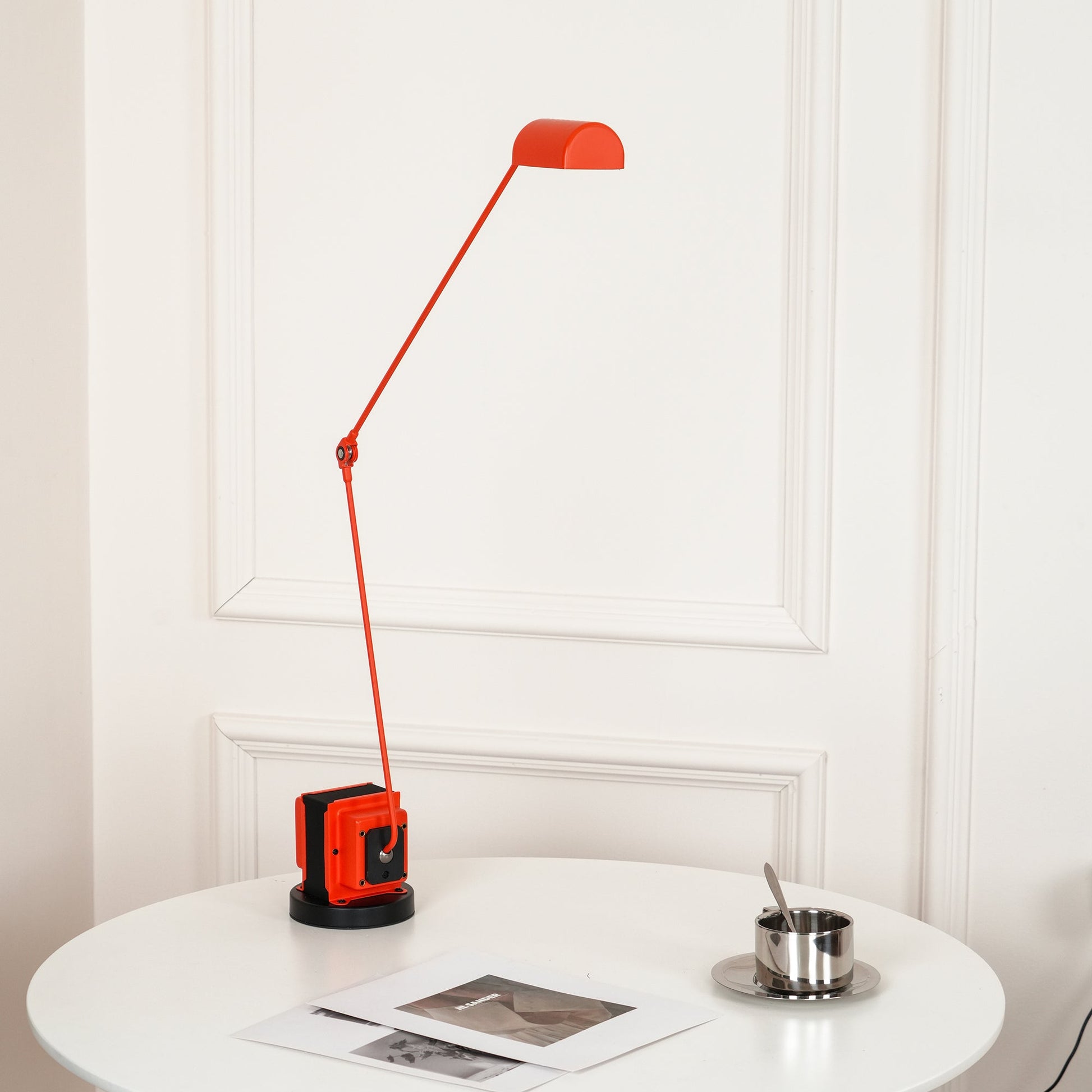 Stolní lampa s otočným difuzérem a nastavitelným ramenem