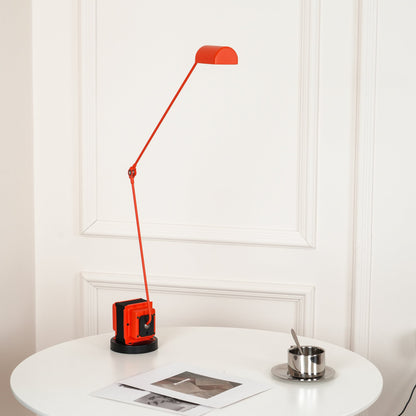 Stolní lampa s otočným difuzérem a nastavitelným ramenem