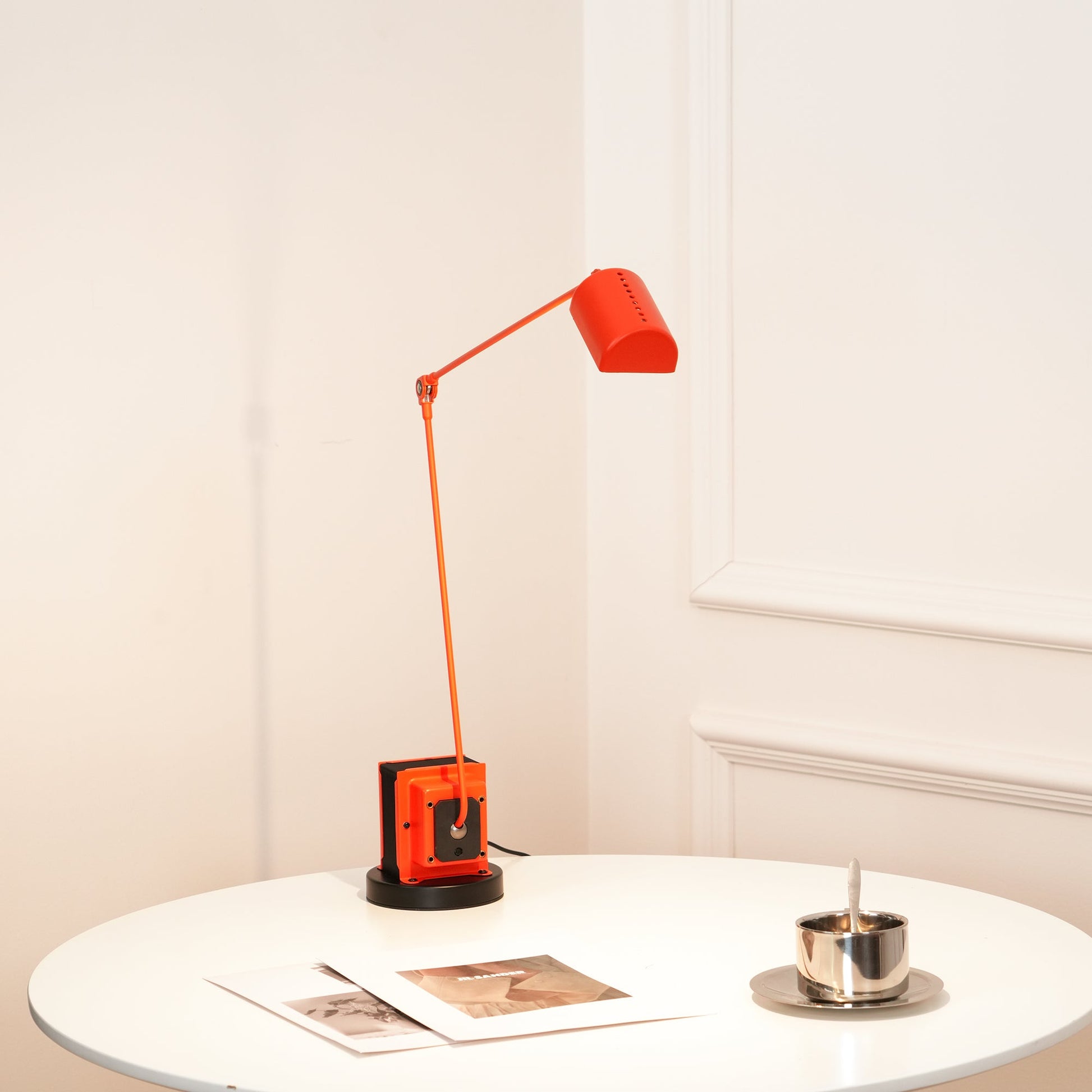 Stolní lampa s otočným difuzérem a nastavitelným ramenem