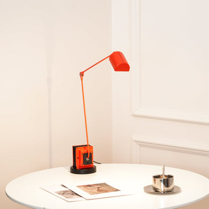 Stolní lampa s otočným difuzérem a nastavitelným ramenem