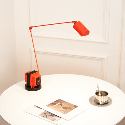 Stolní lampa s otočným difuzérem a nastavitelným ramenem