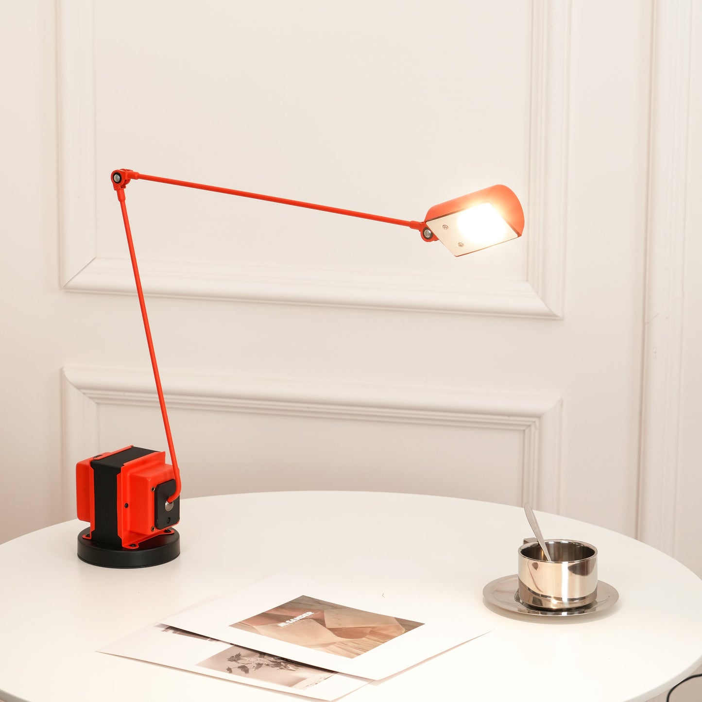 Stolní lampa s otočným difuzérem a nastavitelným ramenem