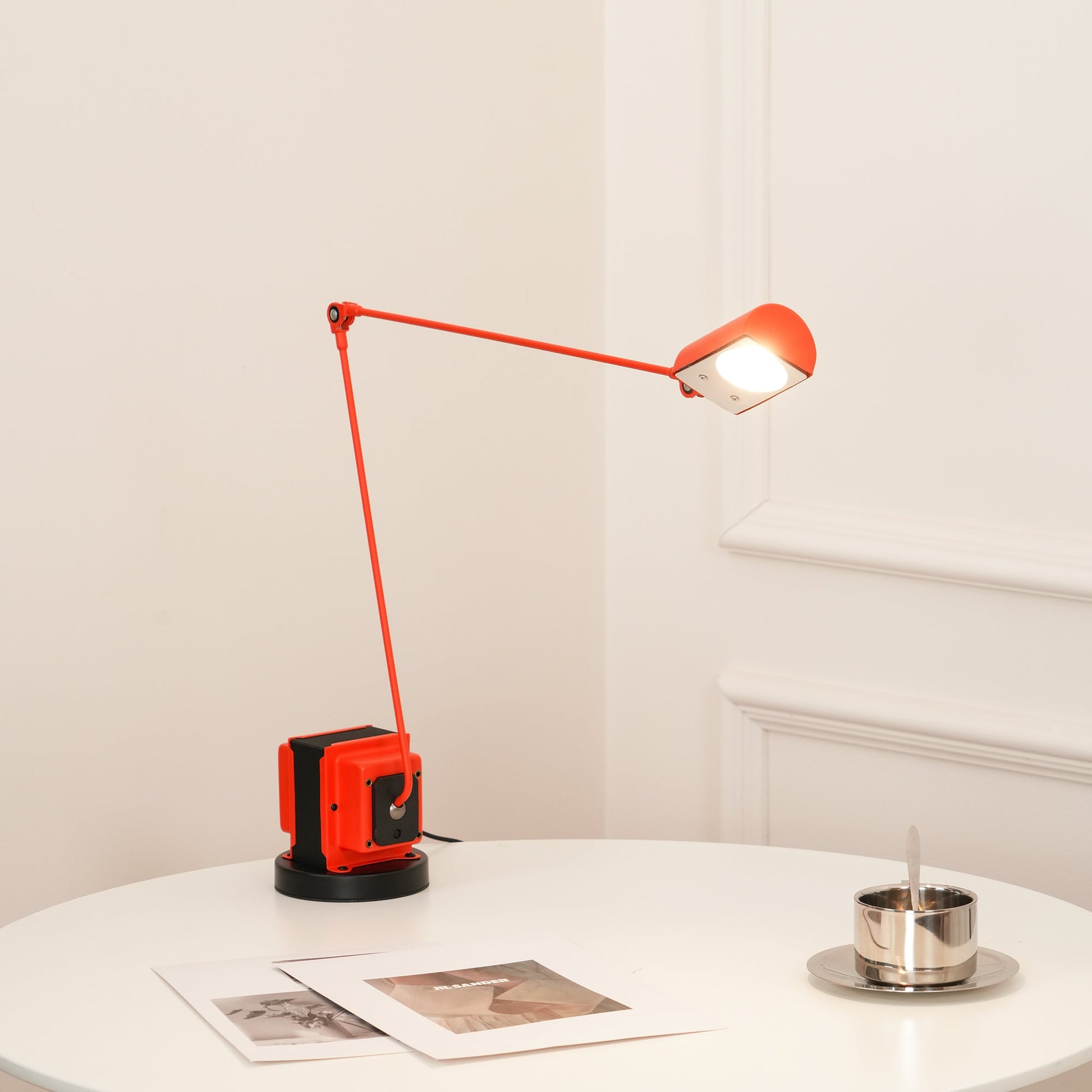 Stolní lampa s otočným difuzérem a nastavitelným ramenem