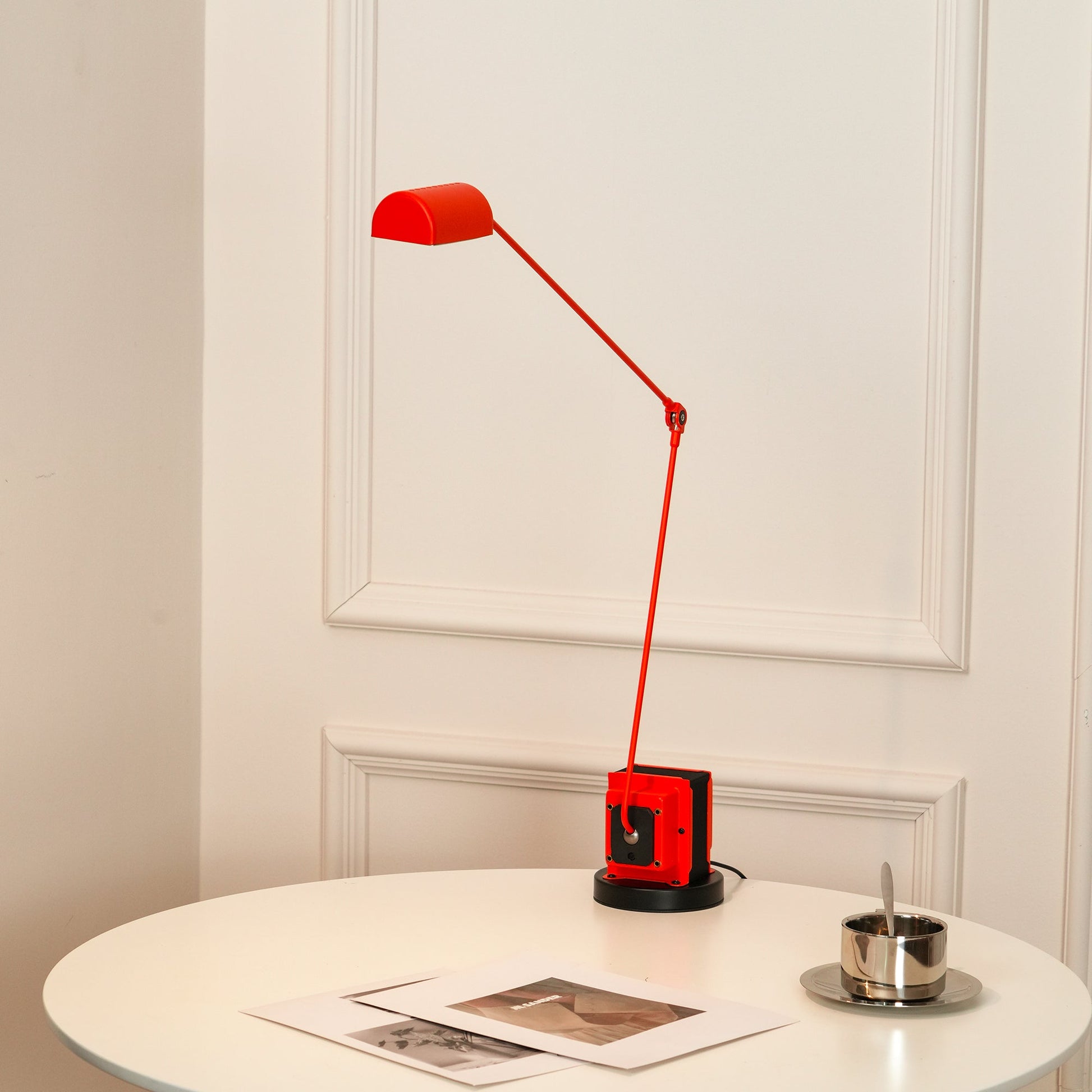 Stolní lampa s otočným difuzérem a nastavitelným ramenem