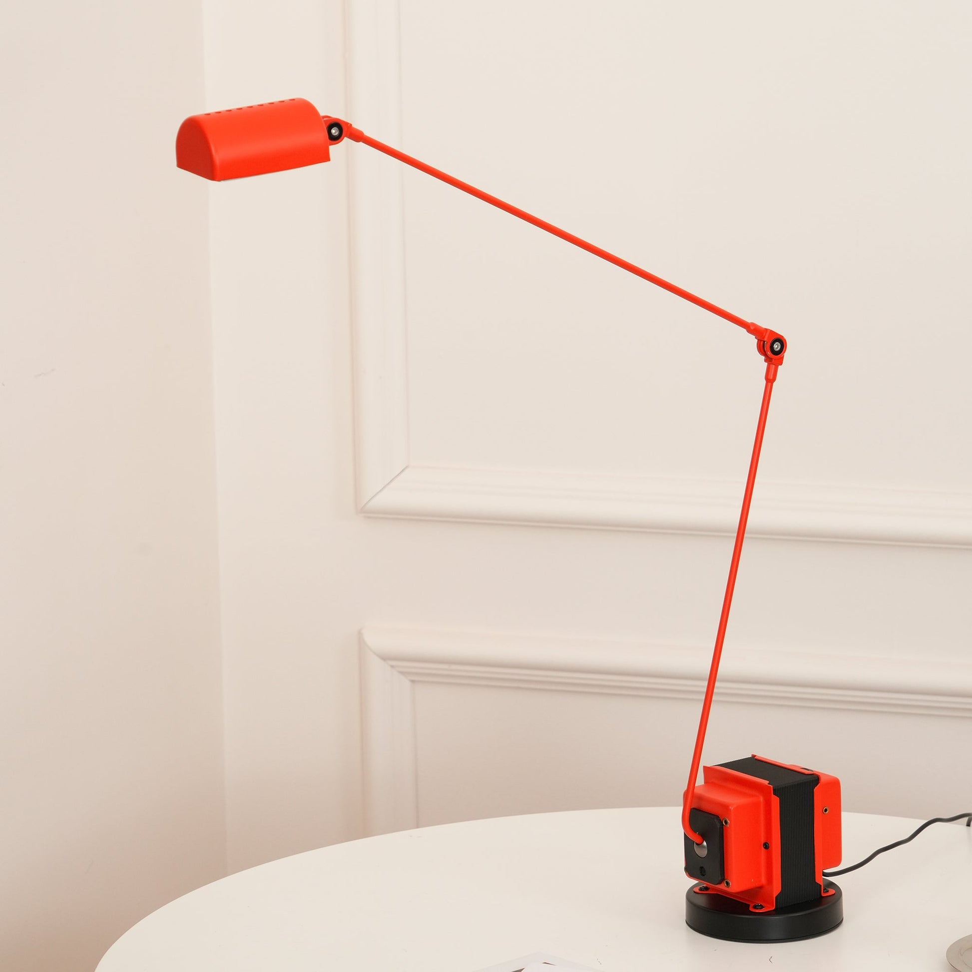 Stolní lampa s otočným difuzérem a nastavitelným ramenem