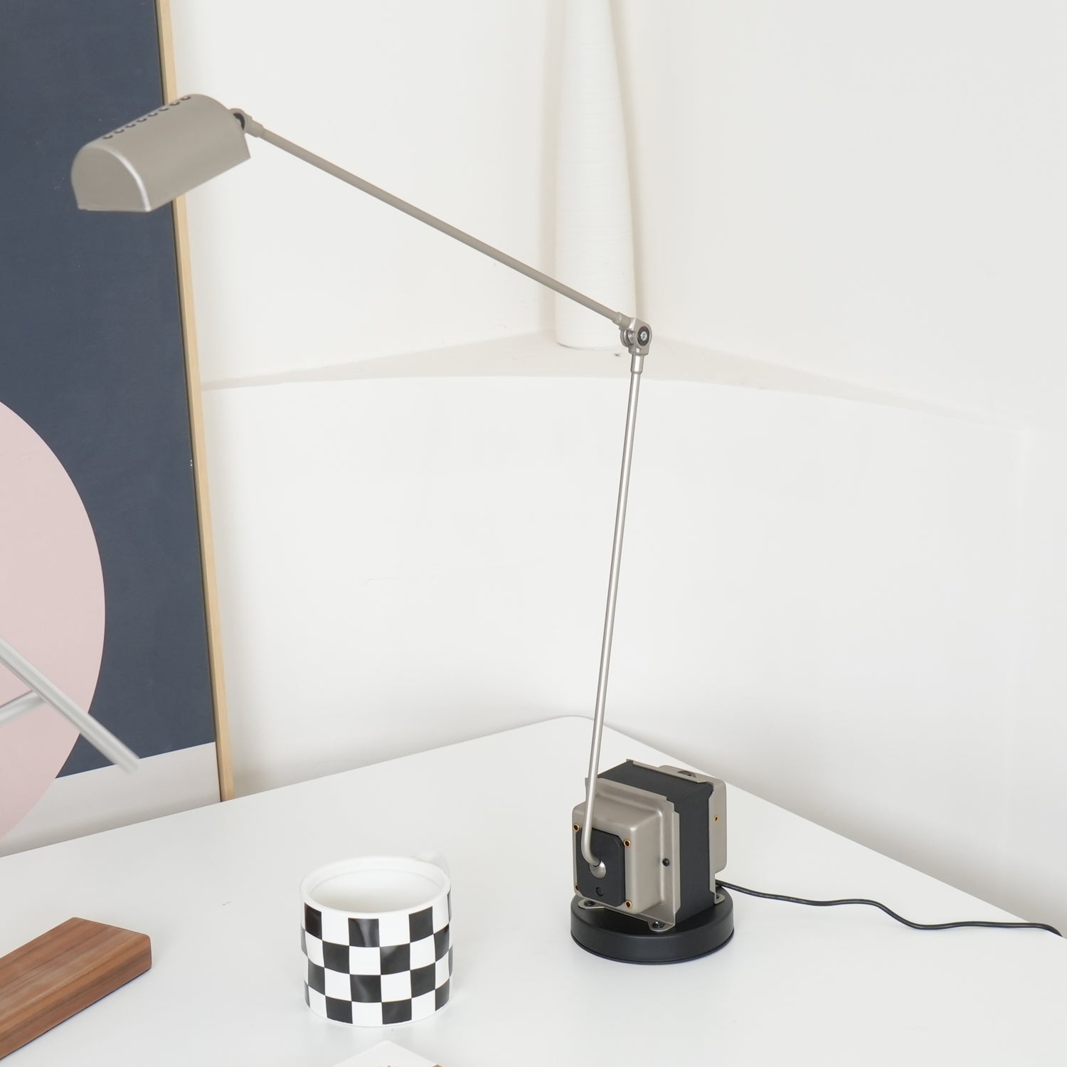 Stolní lampa s otočným difuzérem a nastavitelným ramenem