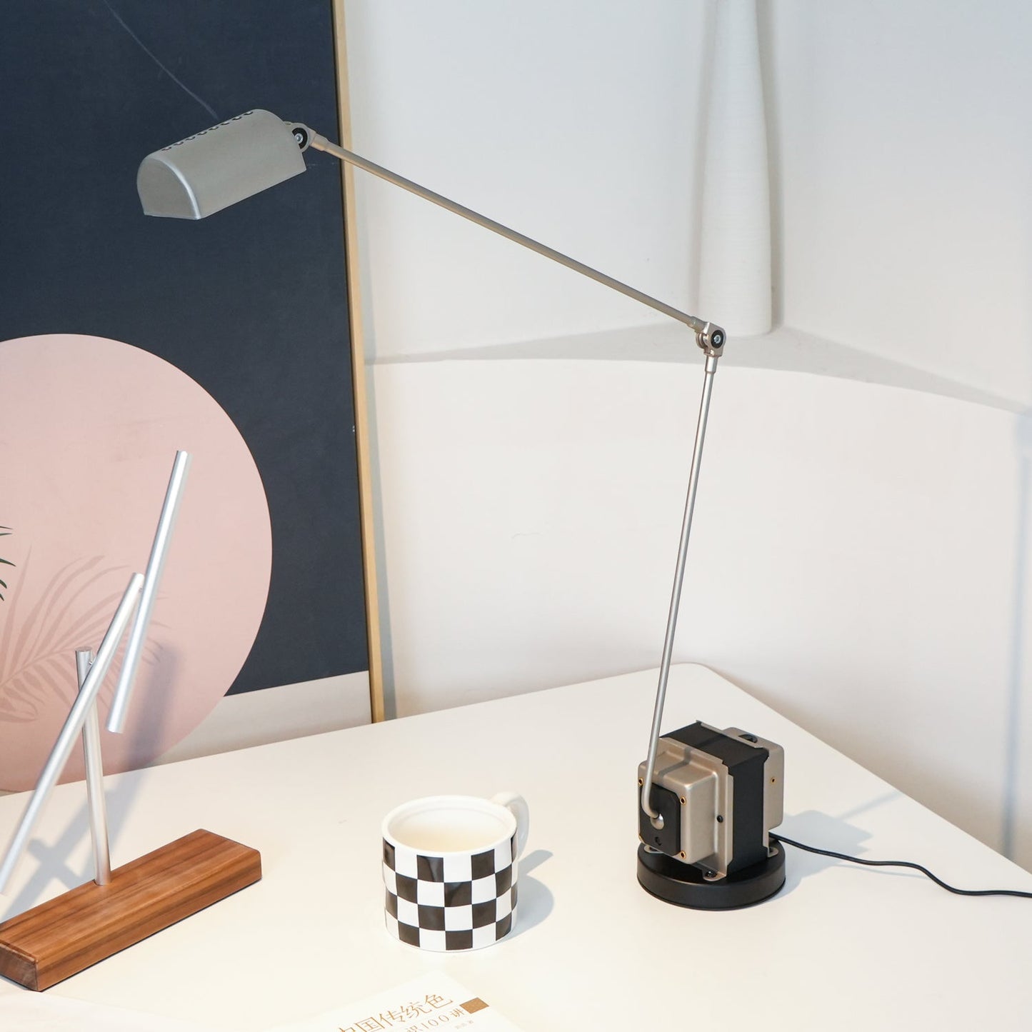 Stolní lampa s otočným difuzérem a nastavitelným ramenem