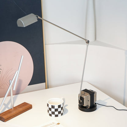 Stolní lampa s otočným difuzérem a nastavitelným ramenem