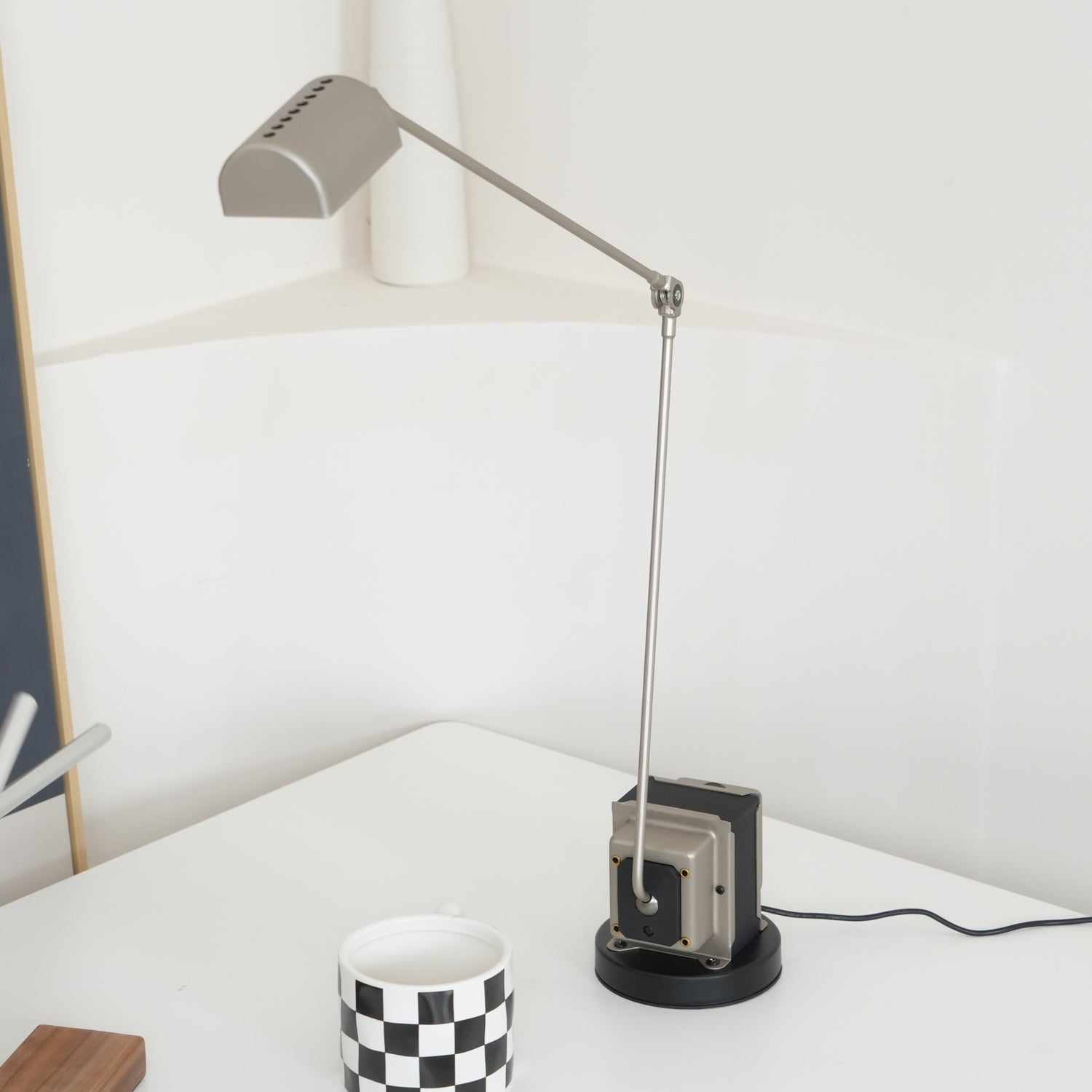 Stolní lampa s otočným difuzérem a nastavitelným ramenem