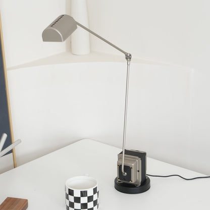 Stolní lampa s otočným difuzérem a nastavitelným ramenem