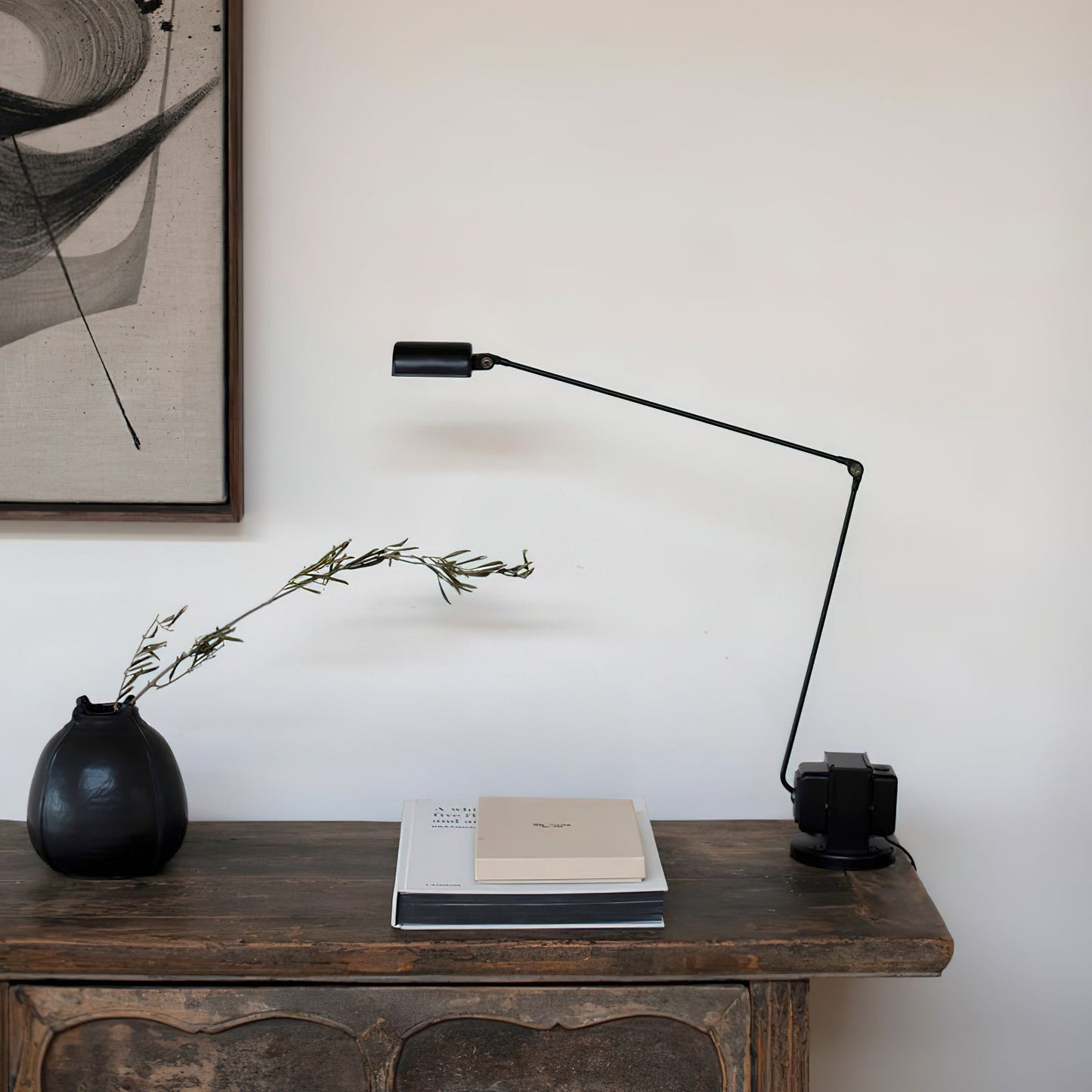 Stolní lampa s otočným difuzérem a nastavitelným ramenem