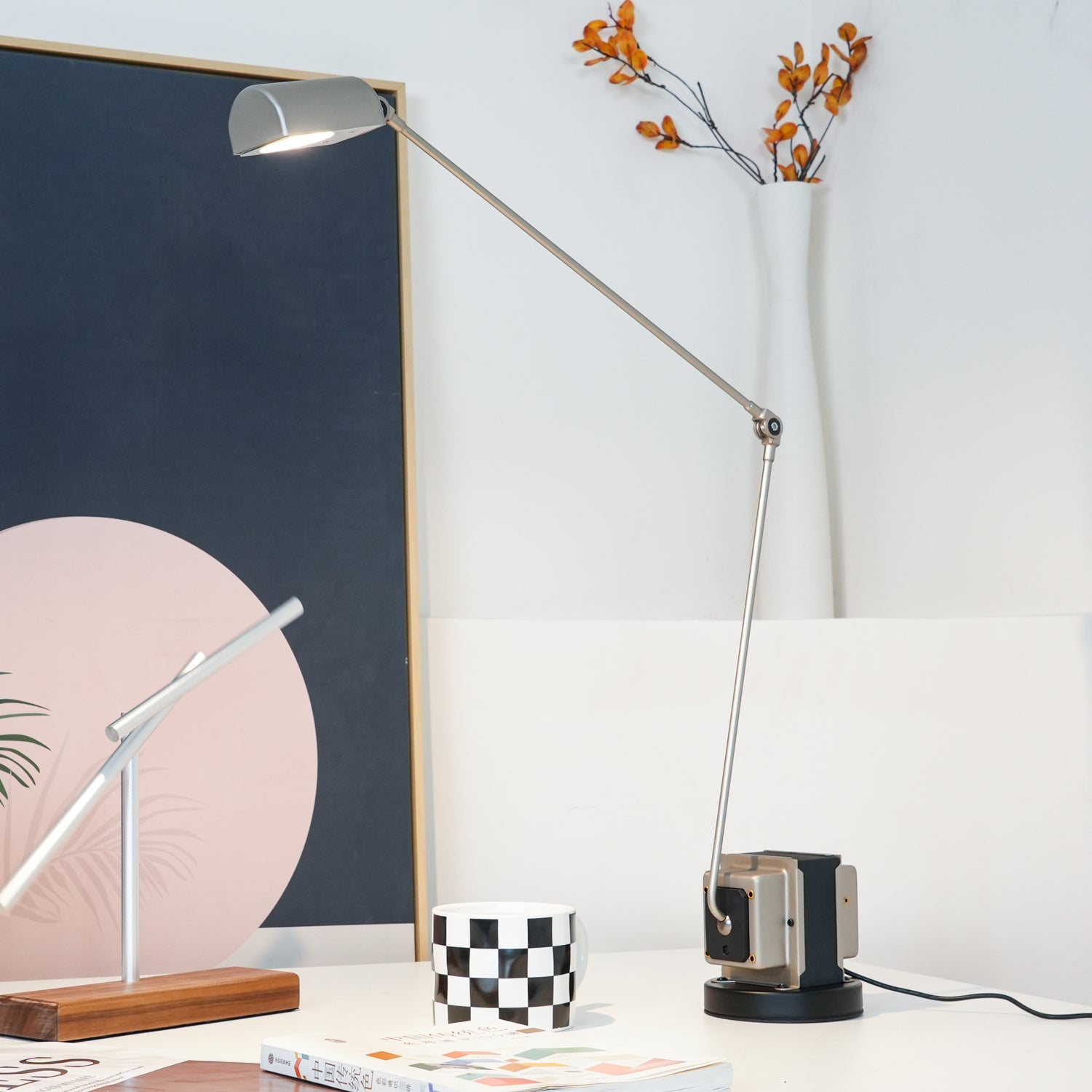 Stolní lampa s otočným difuzérem a nastavitelným ramenem