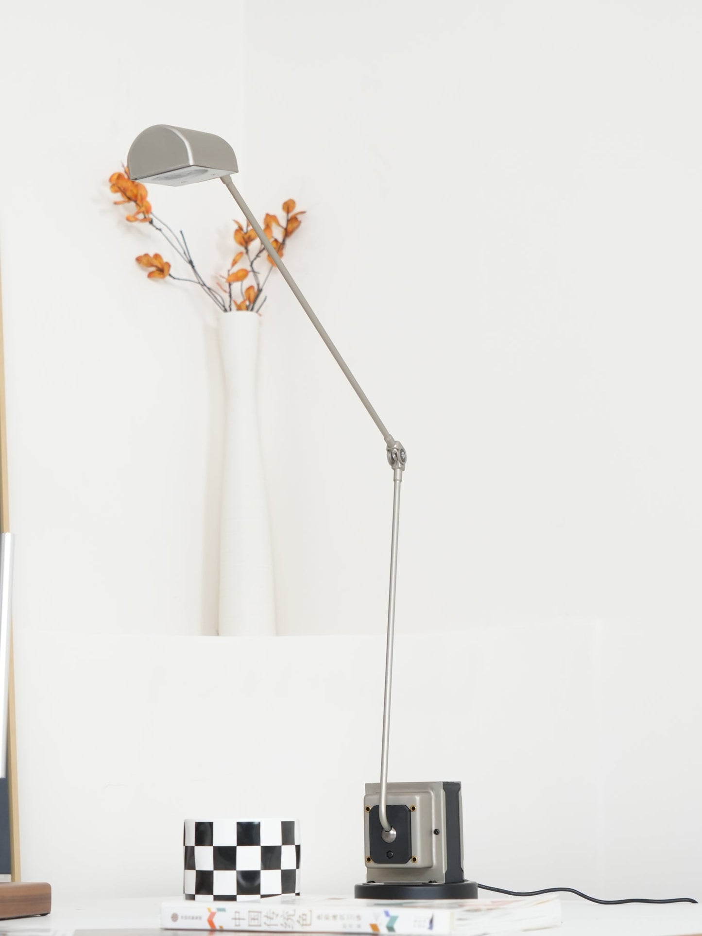 Stolní lampa s otočným difuzérem a nastavitelným ramenem
