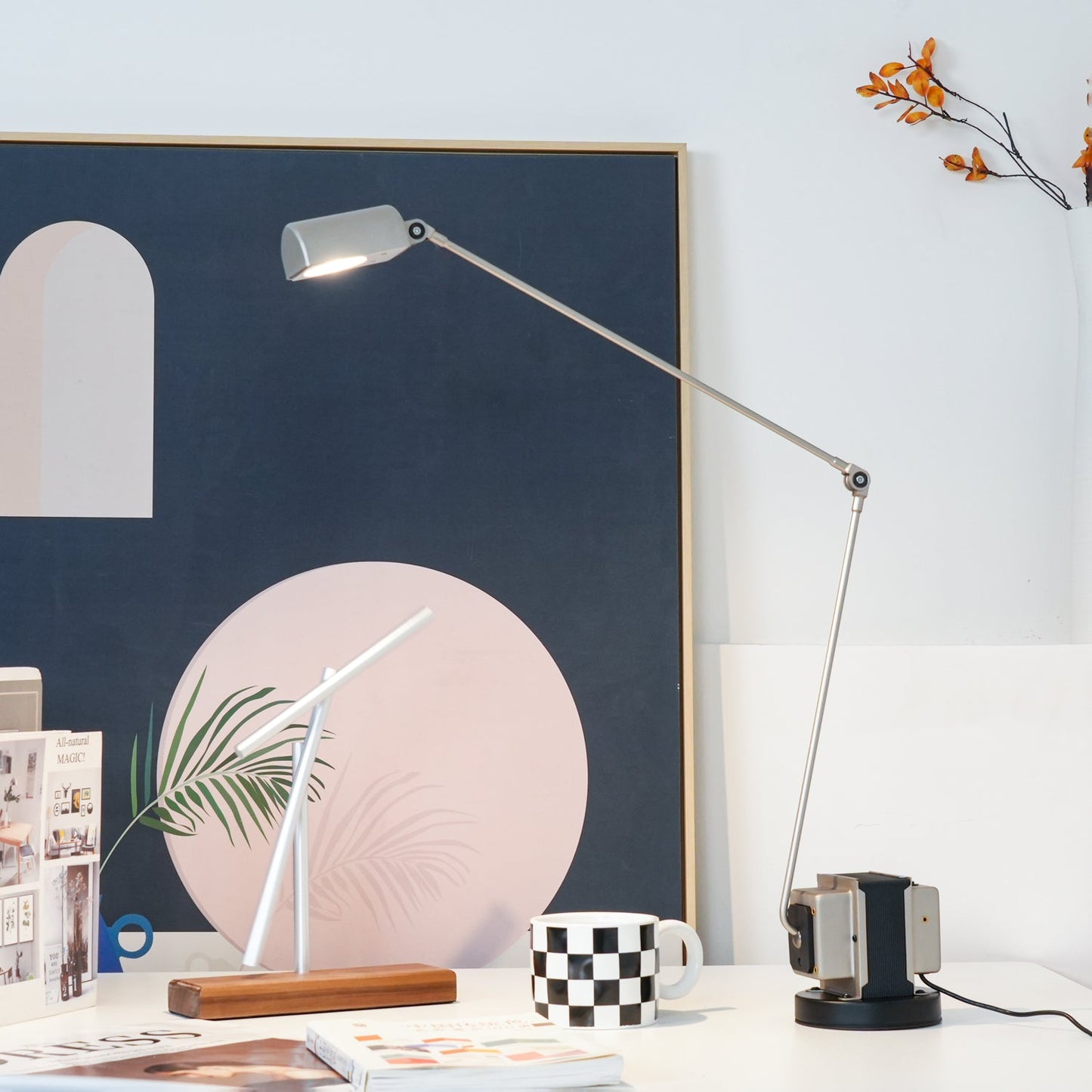 Stolní lampa s otočným difuzérem a nastavitelným ramenem