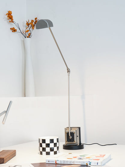 Stolní lampa s otočným difuzérem a nastavitelným ramenem