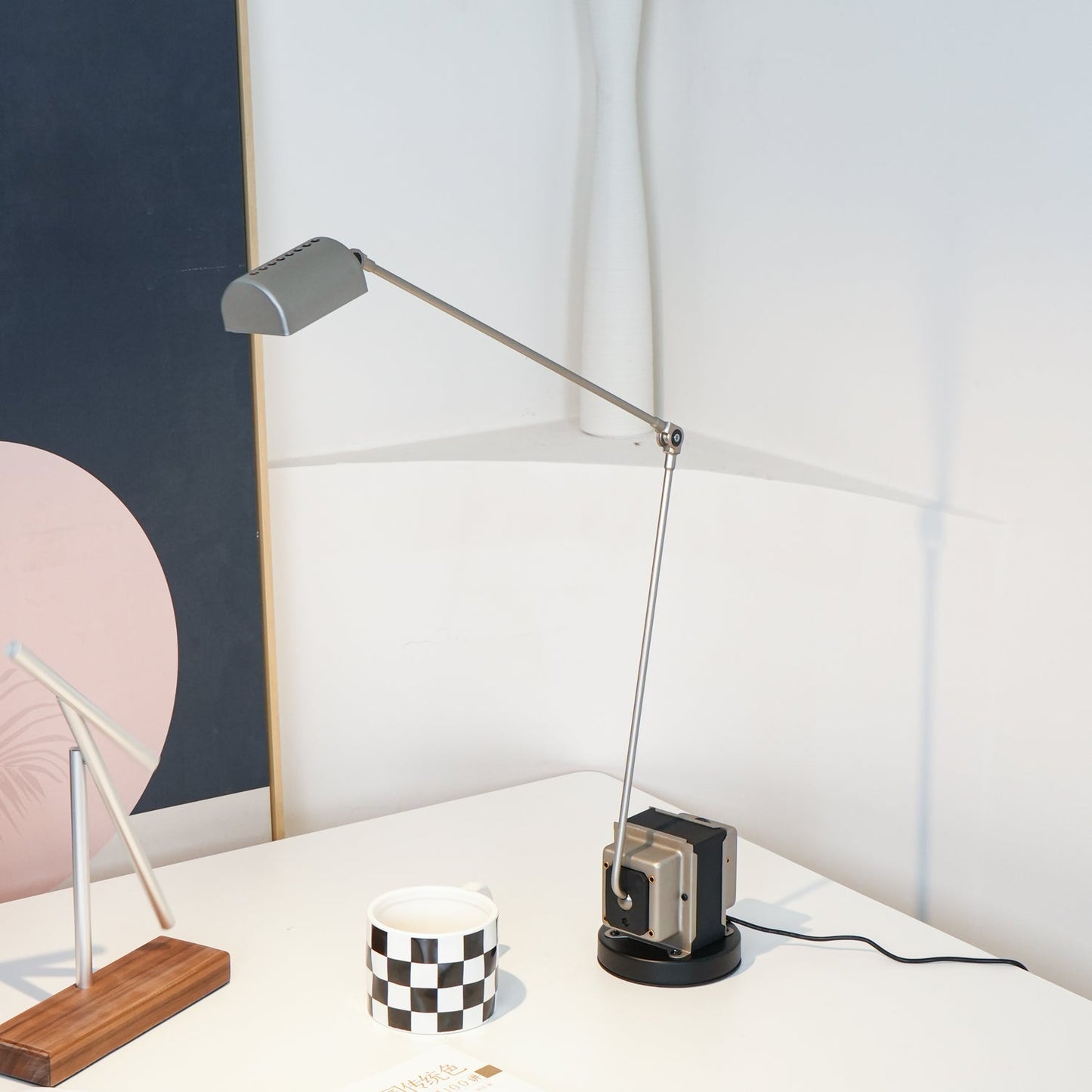 Stolní lampa s otočným difuzérem a nastavitelným ramenem