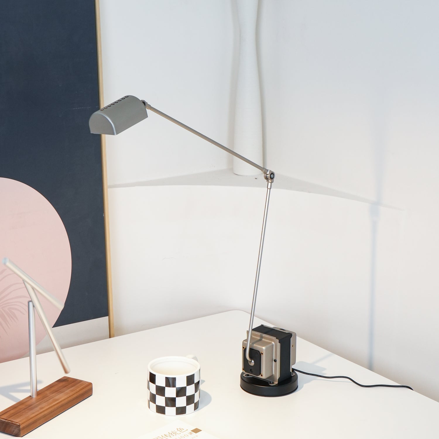 Stolní lampa s otočným difuzérem a nastavitelným ramenem