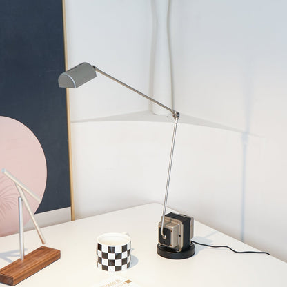 Stolní lampa s otočným difuzérem a nastavitelným ramenem