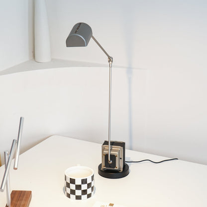 Stolní lampa s otočným difuzérem a nastavitelným ramenem