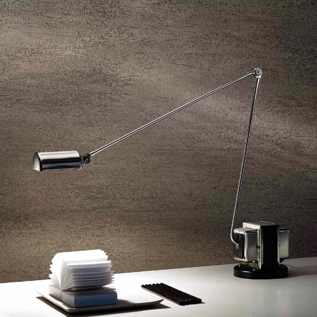 Stolní lampa s otočným difuzérem a nastavitelným ramenem