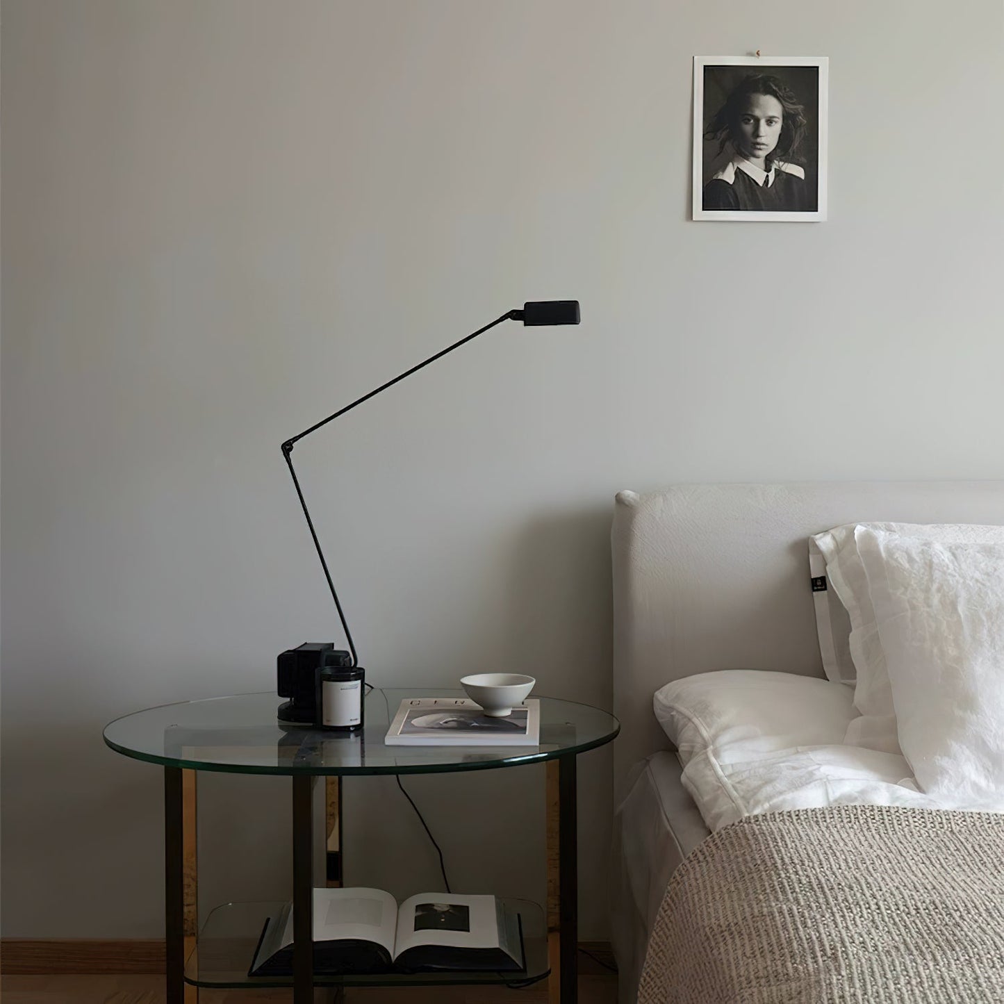 Stolní lampa s otočným difuzérem a nastavitelným ramenem