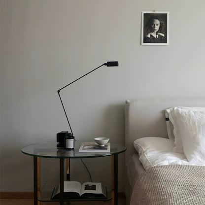 Stolní lampa s otočným difuzérem a nastavitelným ramenem