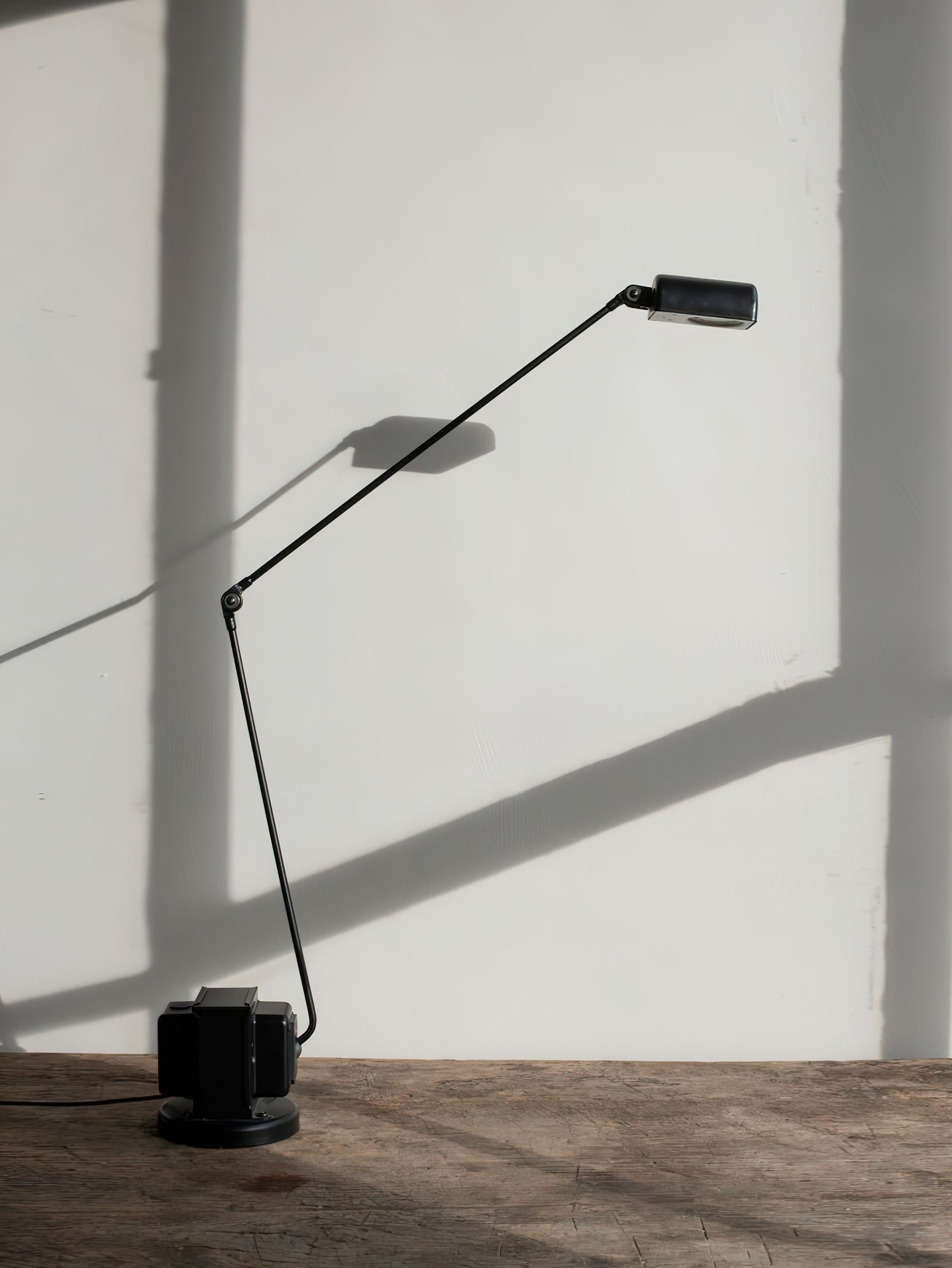 Stolní lampa s otočným difuzérem a nastavitelným ramenem