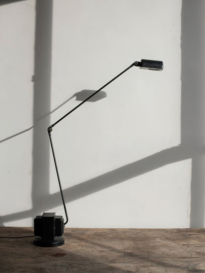 Stolní lampa s otočným difuzérem a nastavitelným ramenem